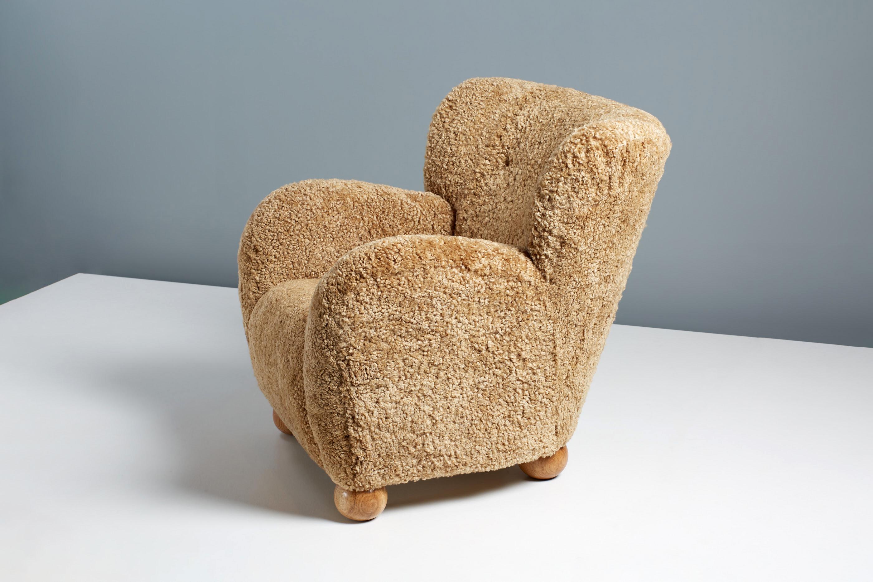 XXIe siècle et contemporain Paire de fauteuils Karu en peau de mouton fabriqués sur mesure en vente