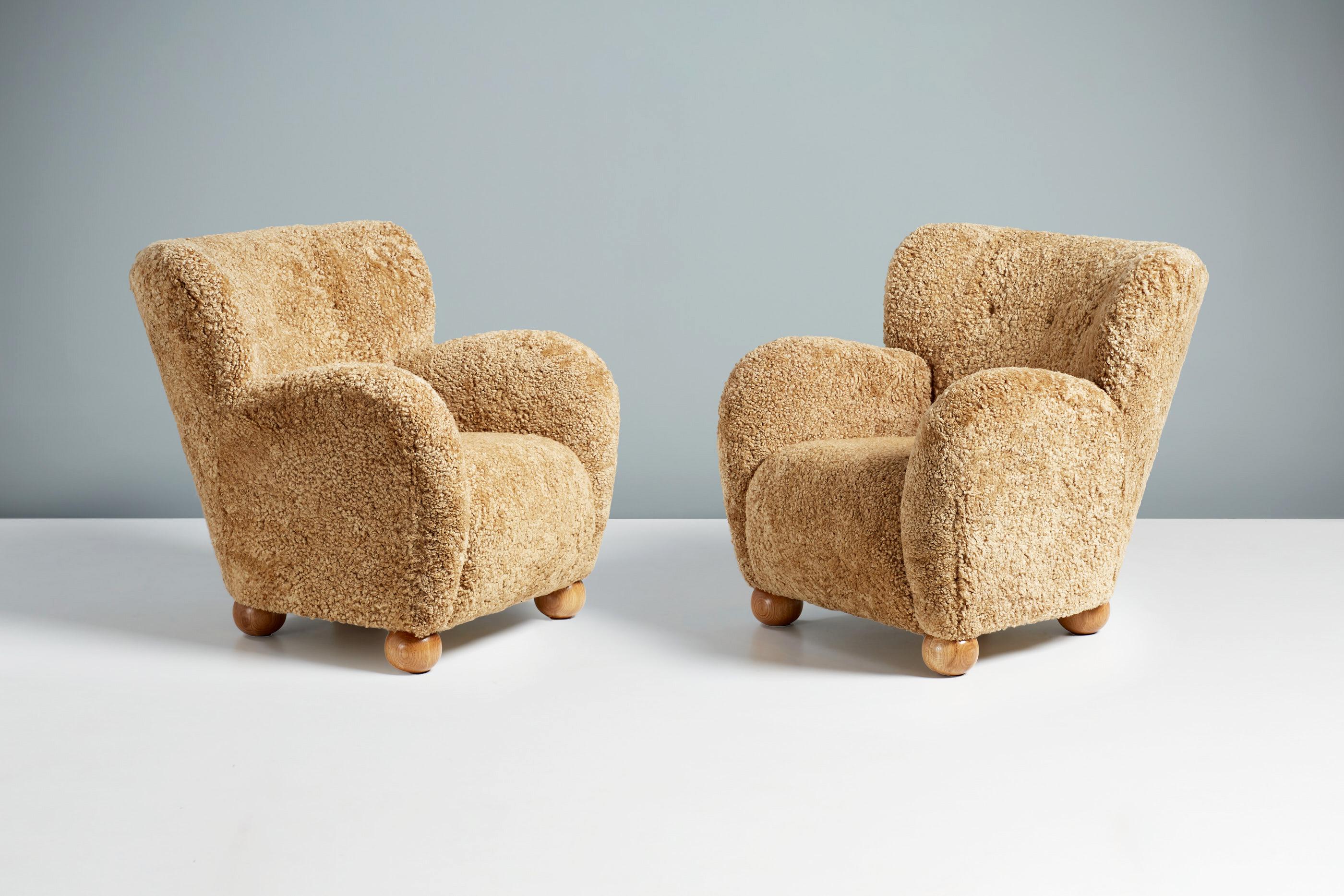 Cuir de mouton Paire de fauteuils Karu en peau de mouton fabriqués sur mesure en vente