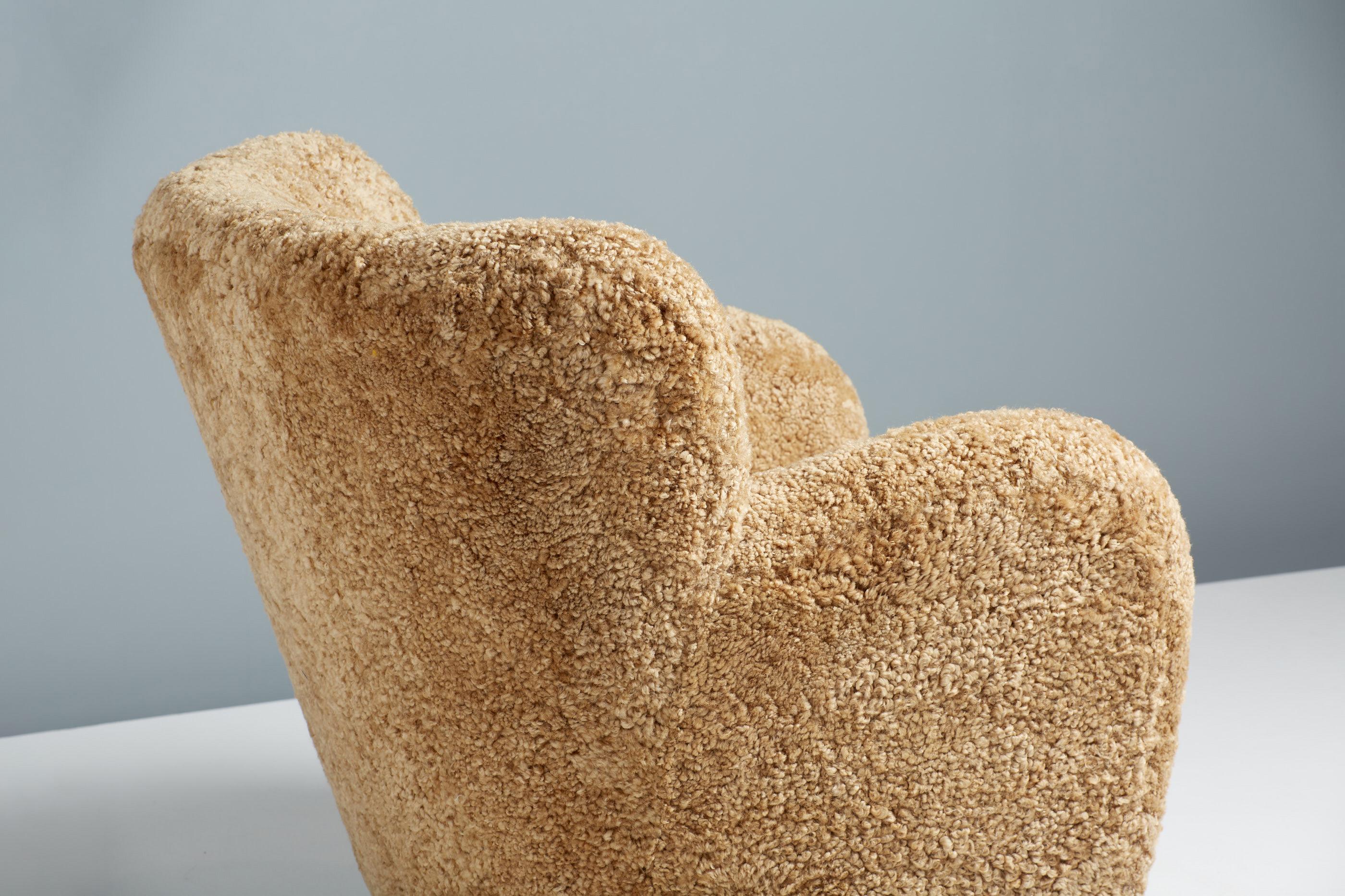 Paire de fauteuils Karu en peau de mouton fabriqués sur mesure en vente 1
