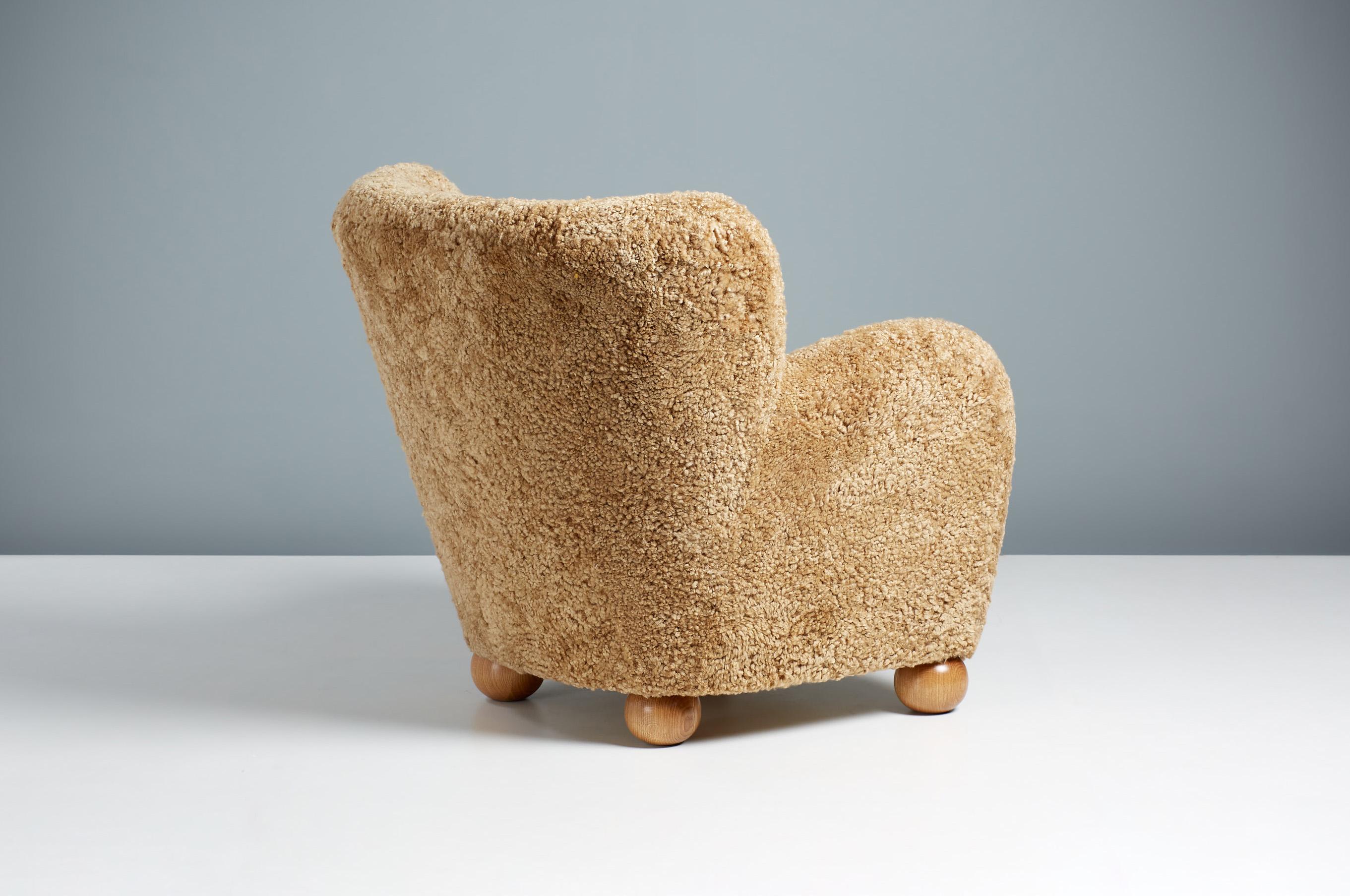 Paire de fauteuils Karu en peau de mouton fabriqués sur mesure en vente 2
