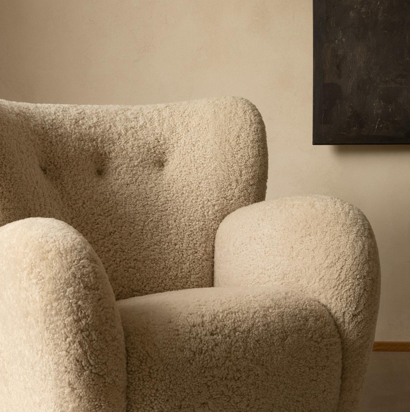 Paar CUSTOM MADE Karu Lounge Chairs aus Schafsfell (Skandinavische Moderne) im Angebot