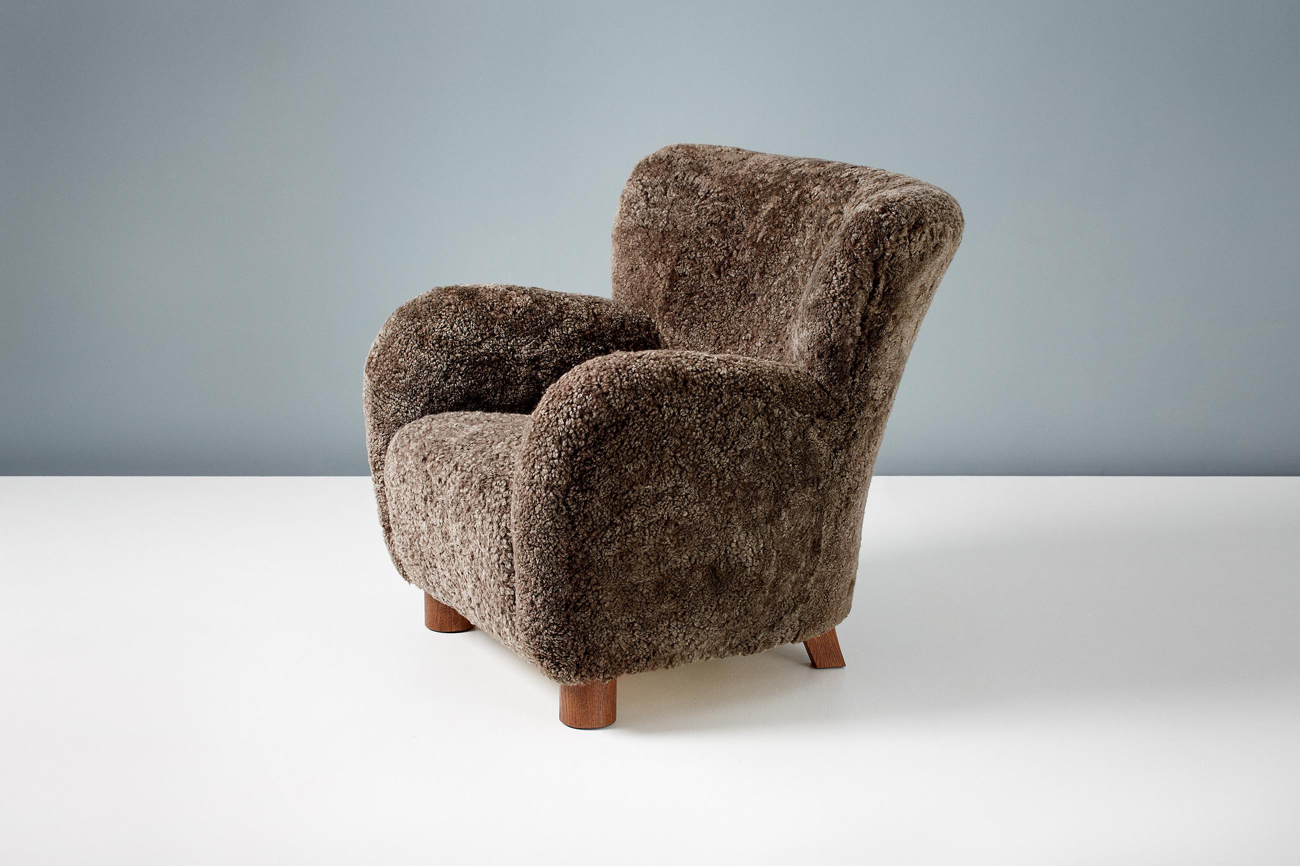 Britannique Paire de chaises longues en peau de mouton fabriquées sur mesure en vente