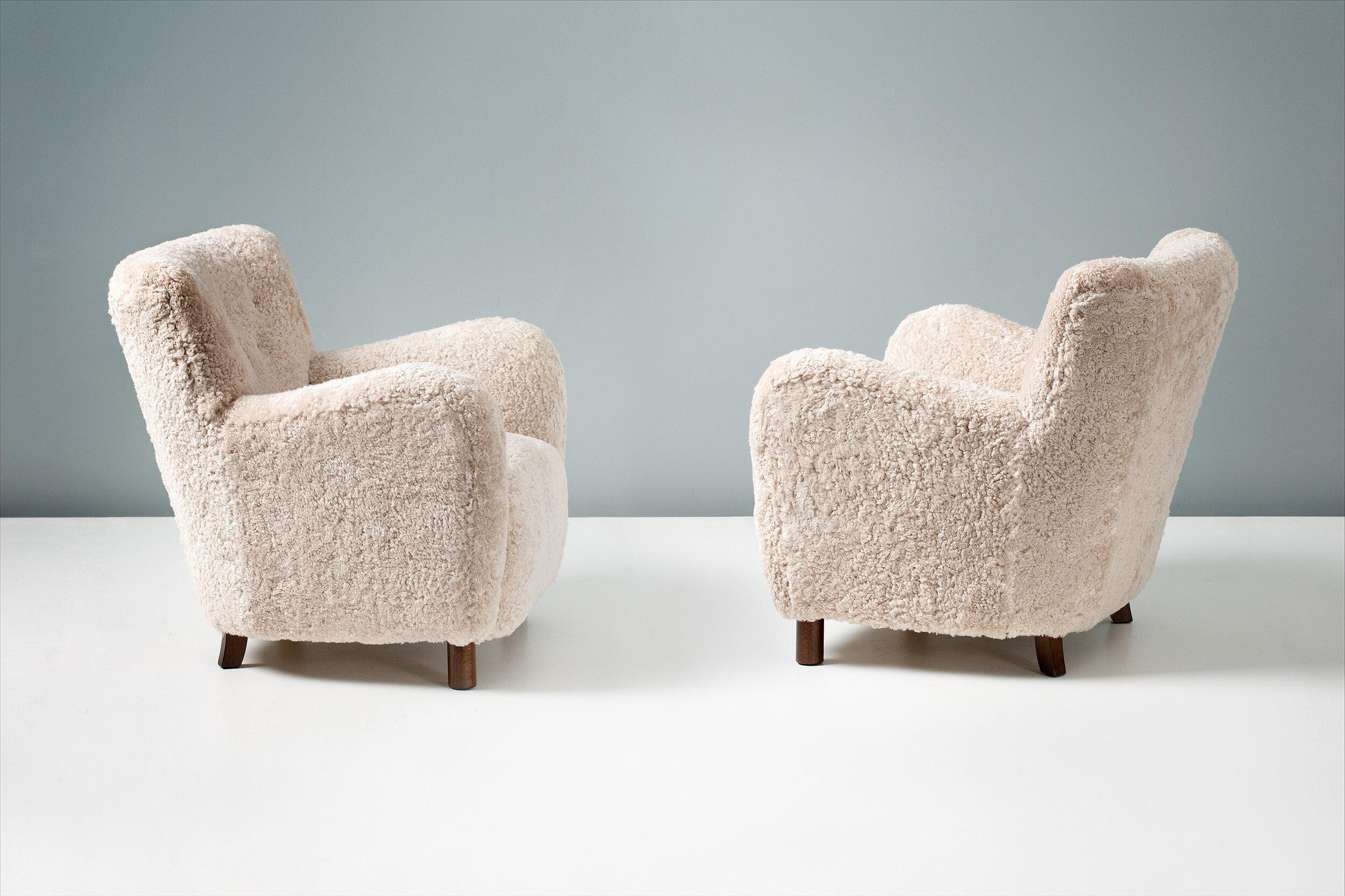 Britannique Paire de chaises longues en peau de mouton fabriquées sur mesure en vente