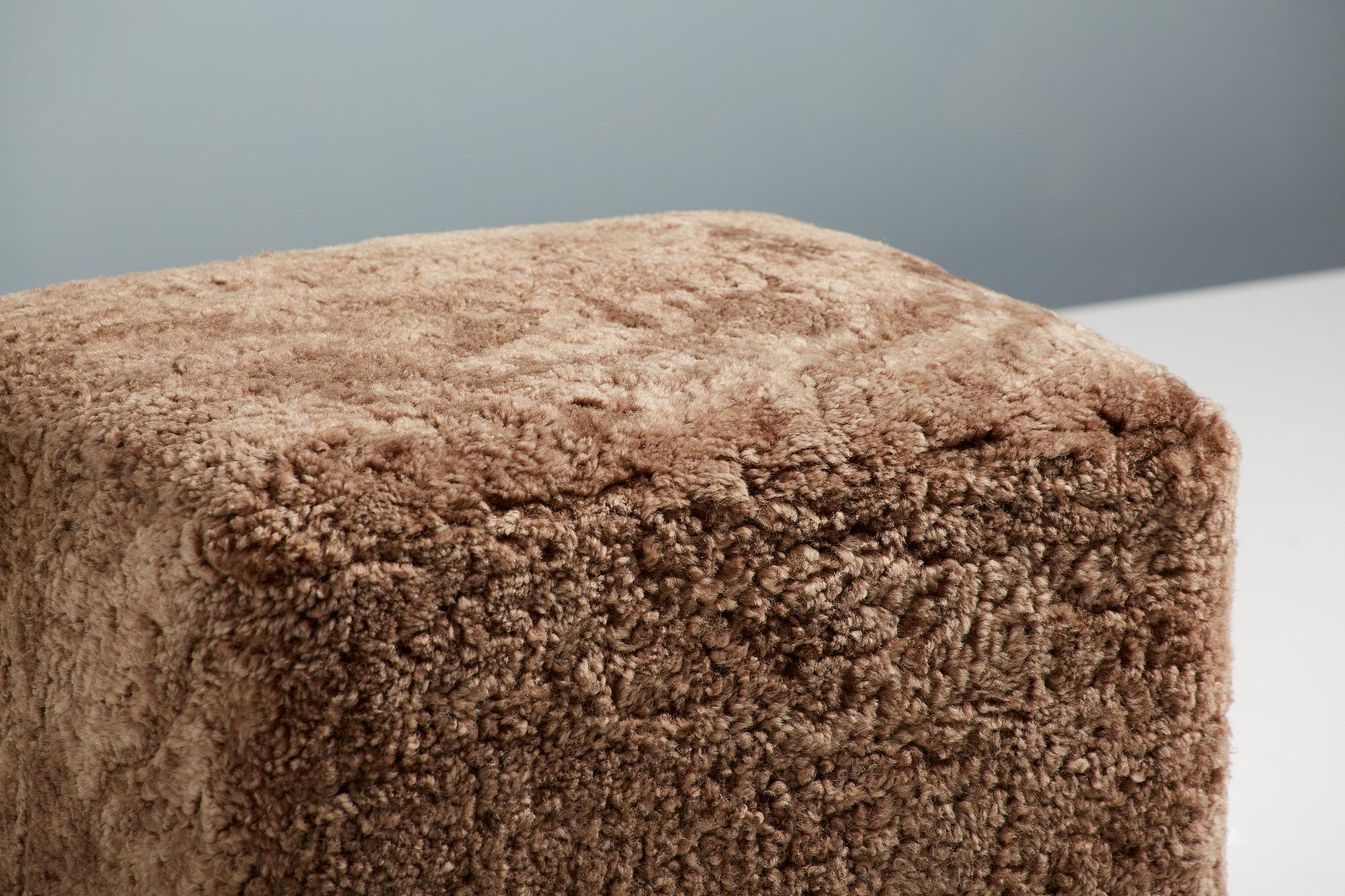 Britannique Paire d'ottomans en peau de mouton faits sur mesure avec pieds en chêne en vente