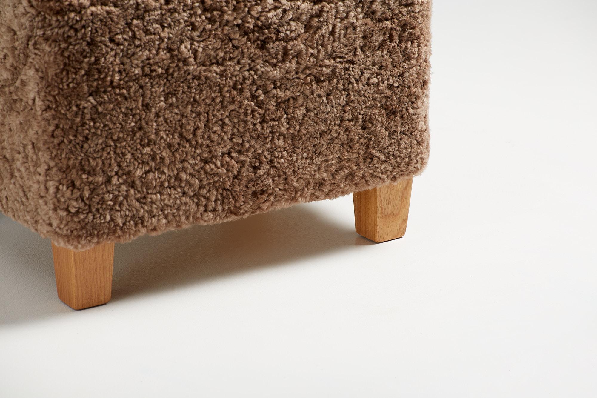 Coppia di pouf in pelle di pecora su misura con piedi in Oak In condizioni Nuovo in vendita a London, England