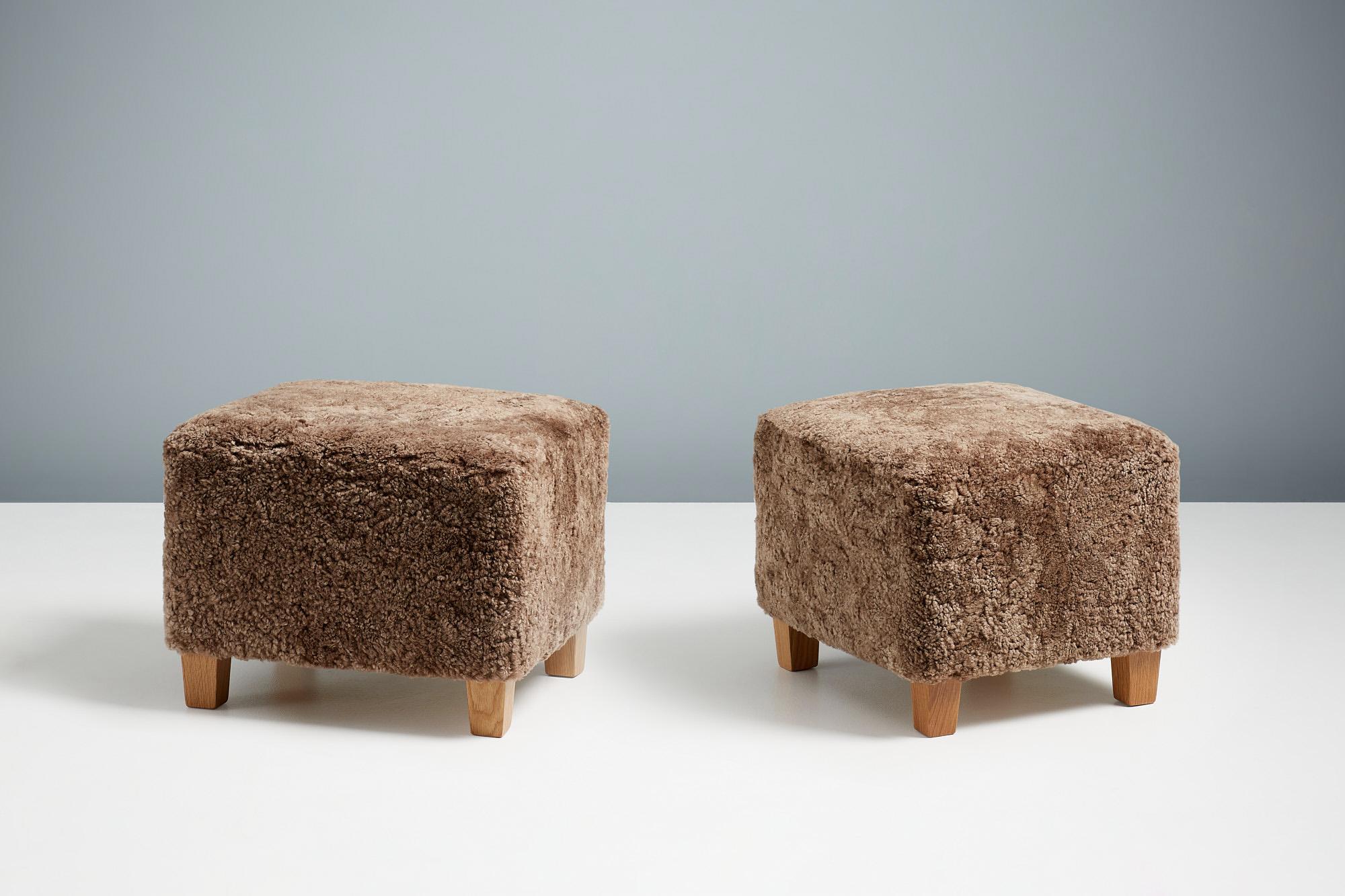 XXIe siècle et contemporain Paire d'ottomans en peau de mouton faits sur mesure avec pieds en chêne en vente
