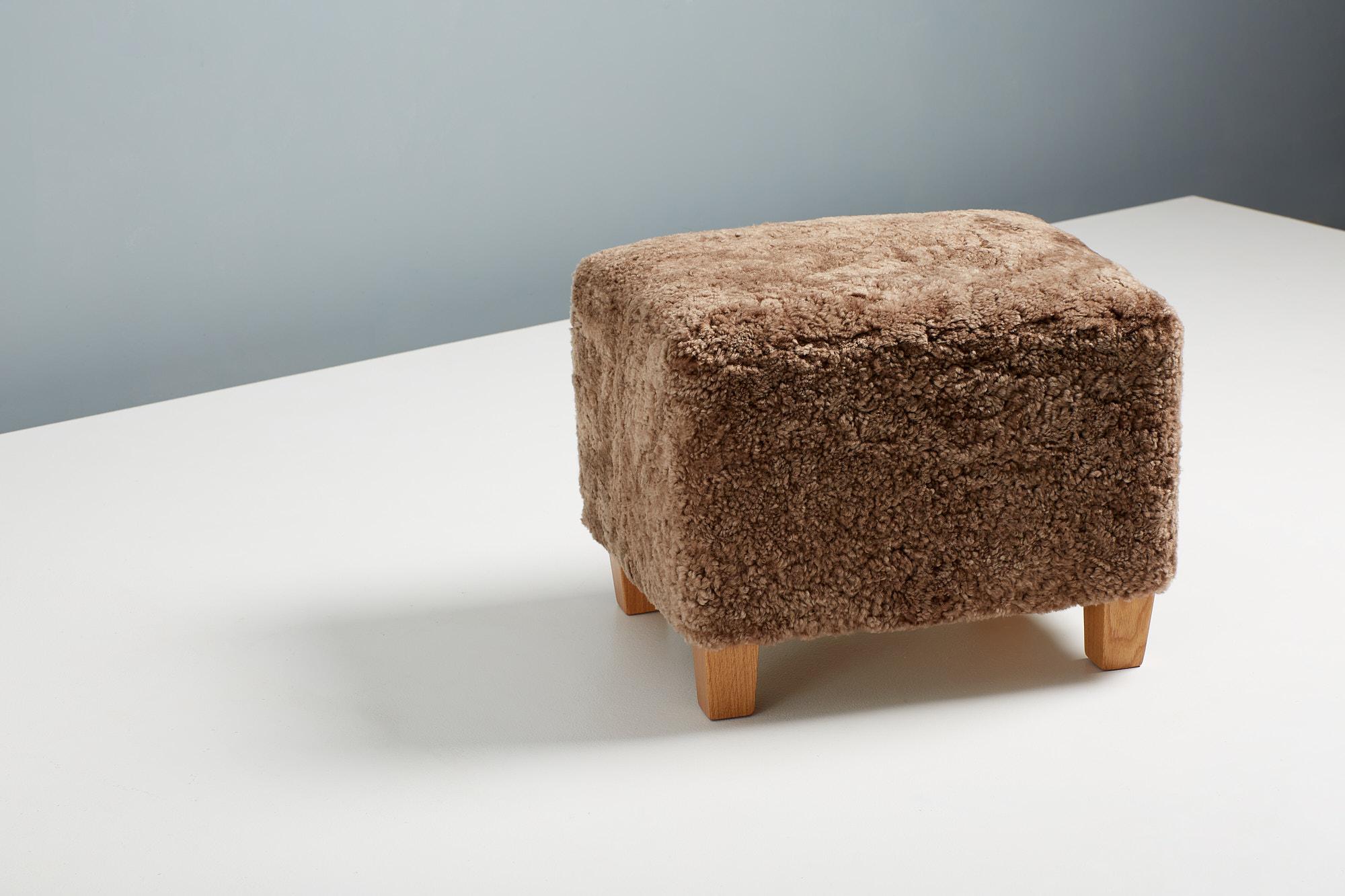 Cuir de mouton Paire d'ottomans en peau de mouton faits sur mesure avec pieds en chêne en vente