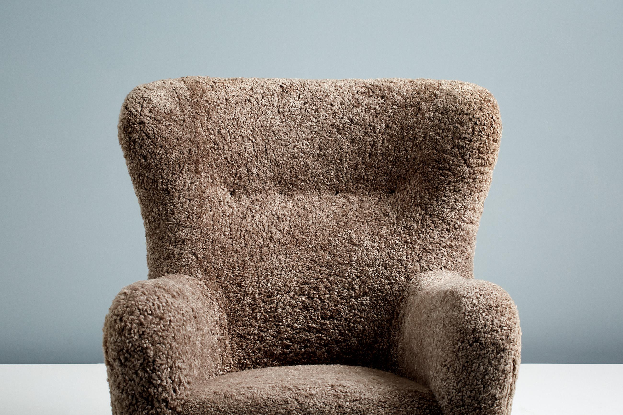 Britannique Paire de chaises à oreilles en peau de mouton faites sur-mesure en vente