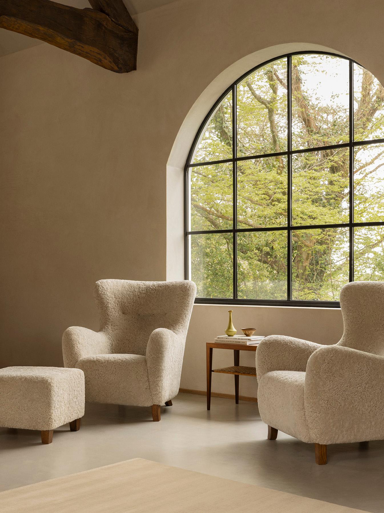 Scandinavo moderno Coppia di sedie ad ala in pelle di pecora personalizzate in vendita