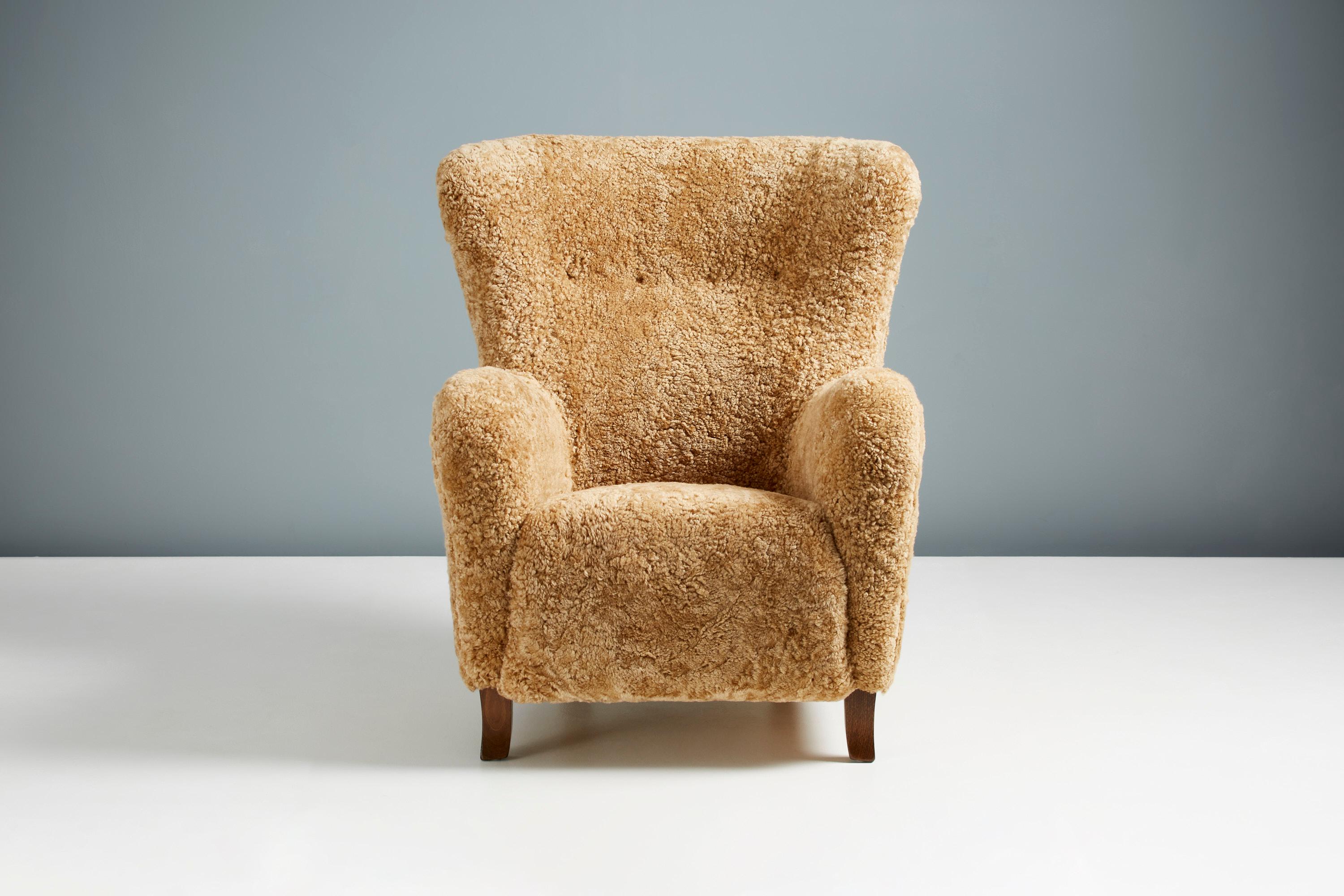 Britannique Paire de chaises à oreilles en peau de mouton faites sur-mesure en vente