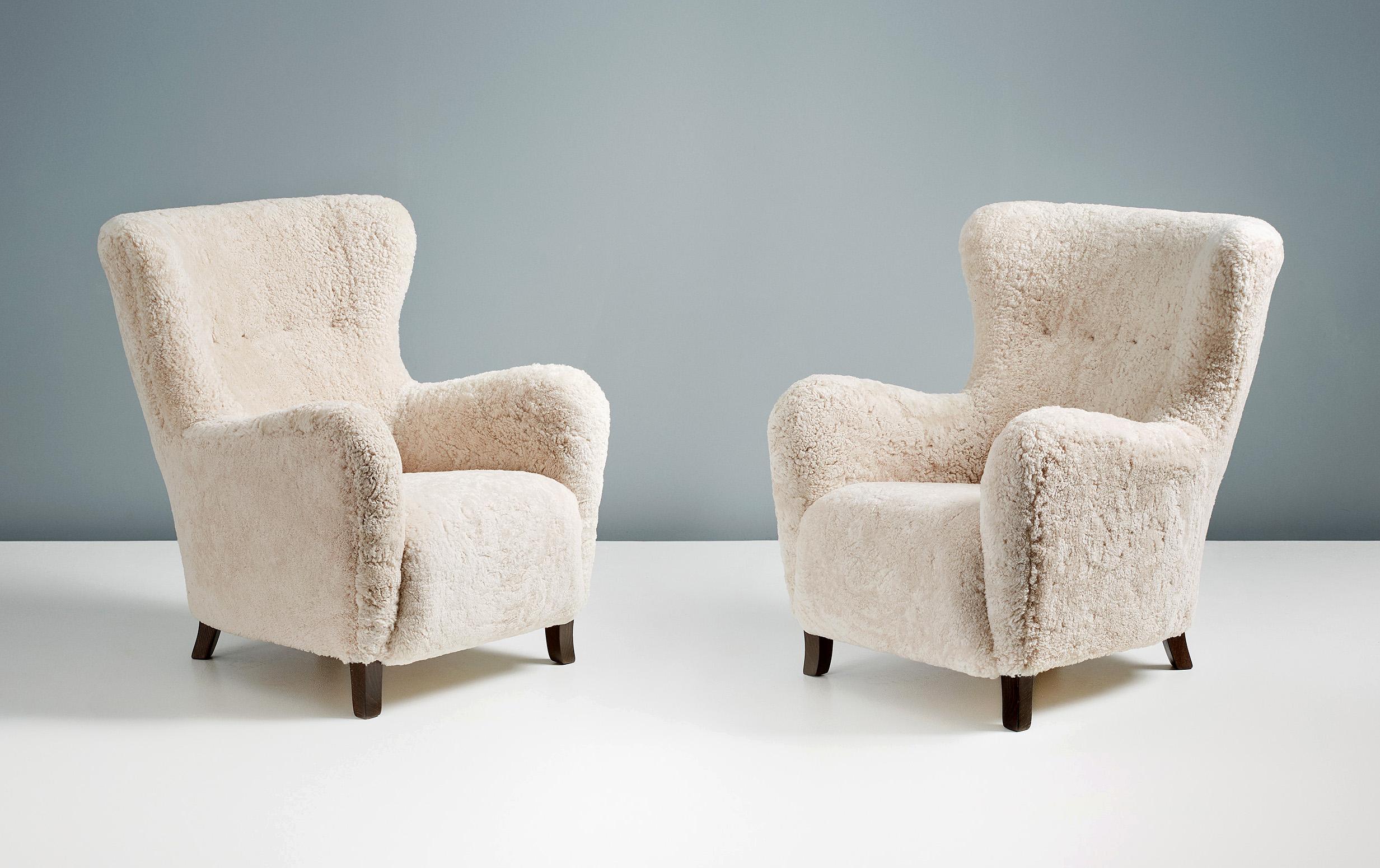 Paire de chaises à oreilles en peau de mouton faites sur-mesure Neuf - En vente à London, England