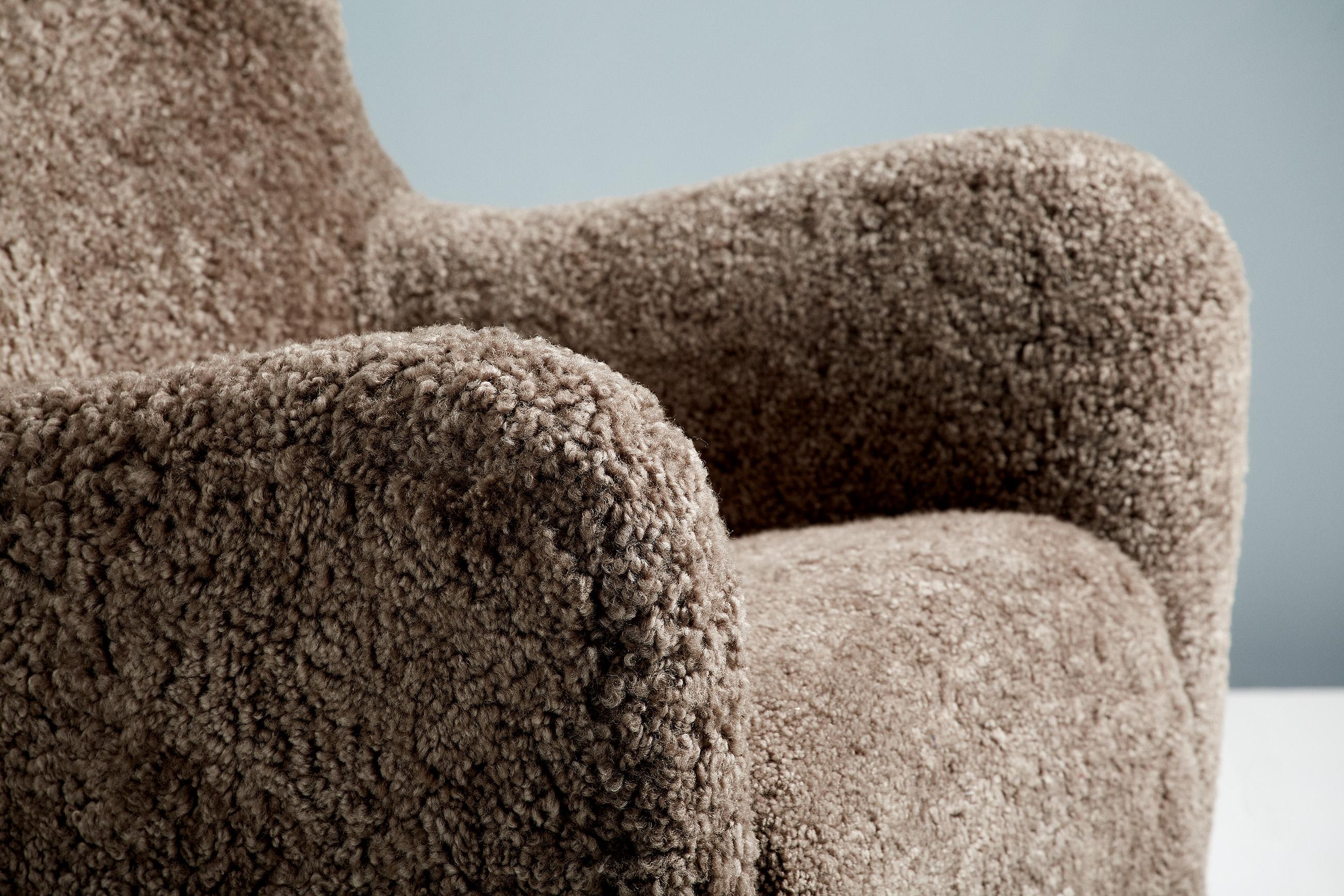Paire de chaises à oreilles en peau de mouton faites sur-mesure en vente 1