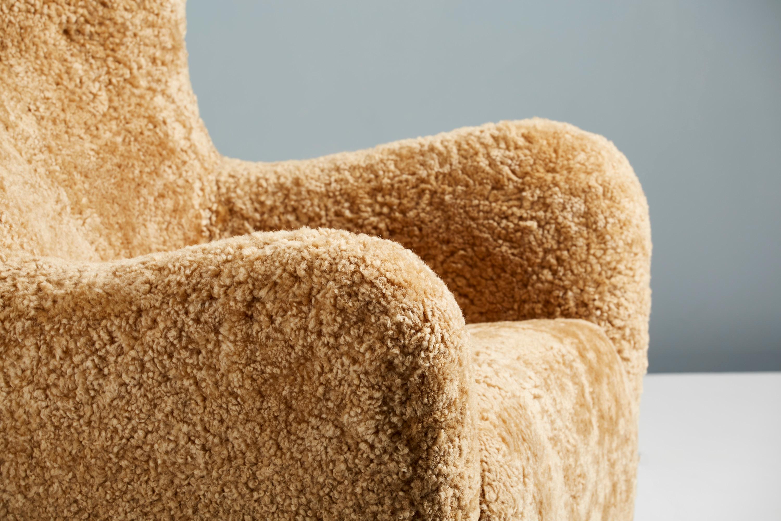Paire de chaises à oreilles en peau de mouton faites sur-mesure en vente 2