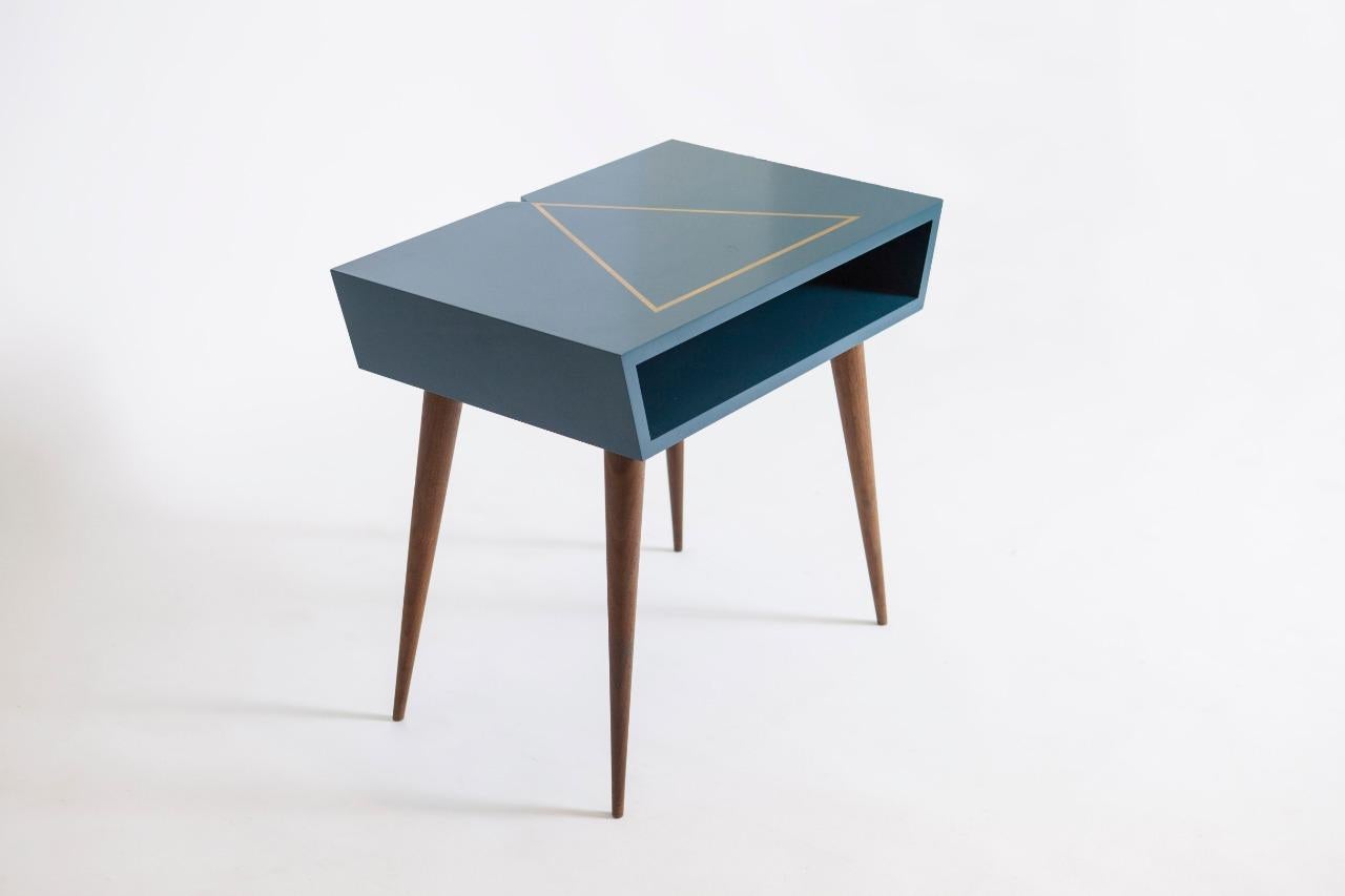 Américain Paire de tables de nuit/de bout en noyer massif laqué faites sur mesure en vente