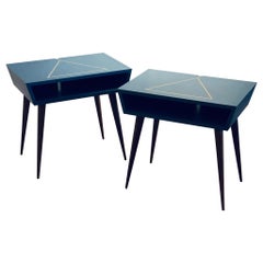 Paire de tables de nuit/de bout en noyer massif laqué faites sur mesure