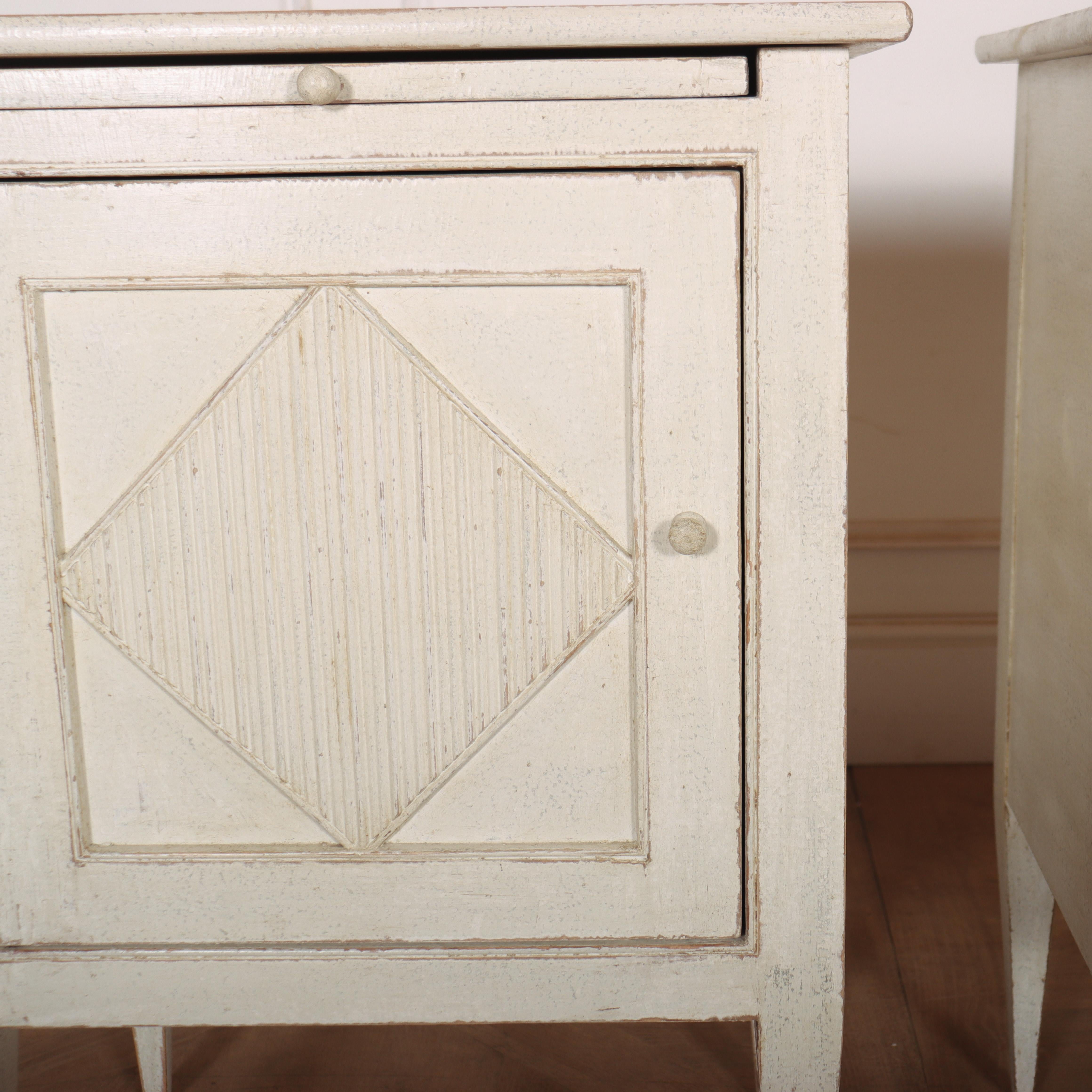 Ein Paar maßgefertigte Nachttische aus Kiefer im schwedischen Stil. 

Code: 9228

Abmessungen:
W: 24