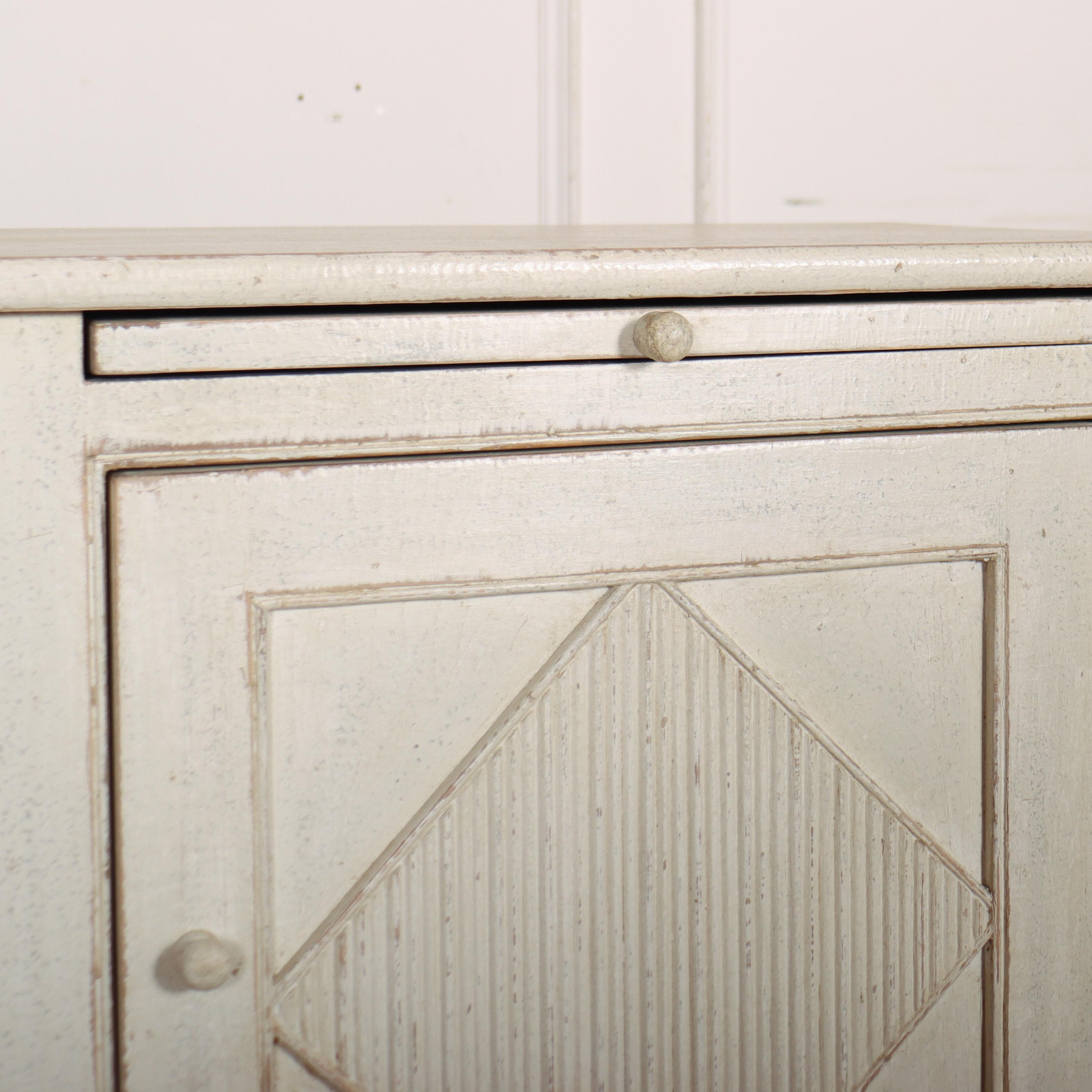 Pair of Custom Made Swedish Style Bedside Cabinets (Englisch) im Angebot