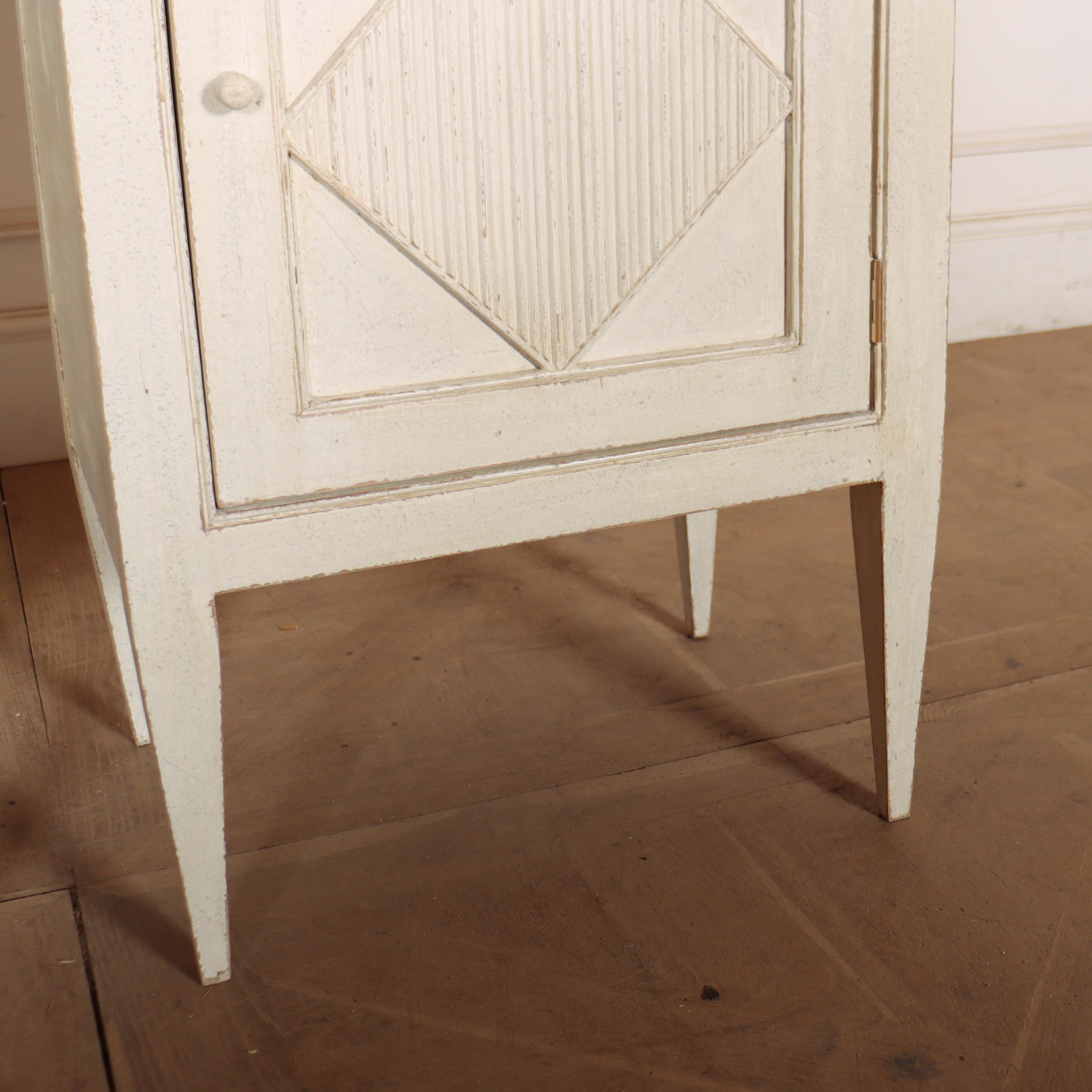 Pair of Custom Made Swedish Style Bedside Cabinets (Gemalt) im Angebot