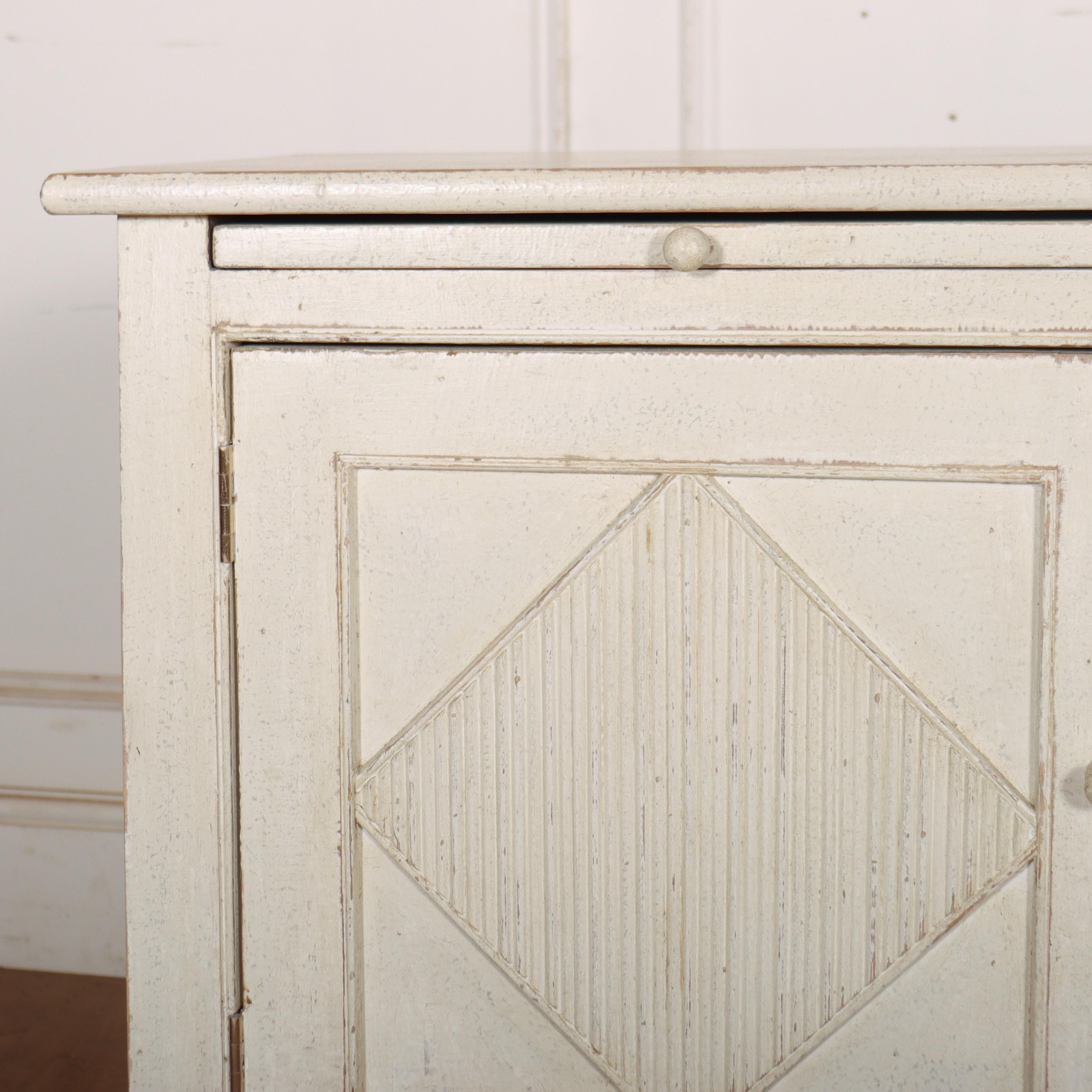 Pair of Custom Made Swedish Style Bedside Cabinets im Zustand „Neu“ im Angebot in Leamington Spa, Warwickshire