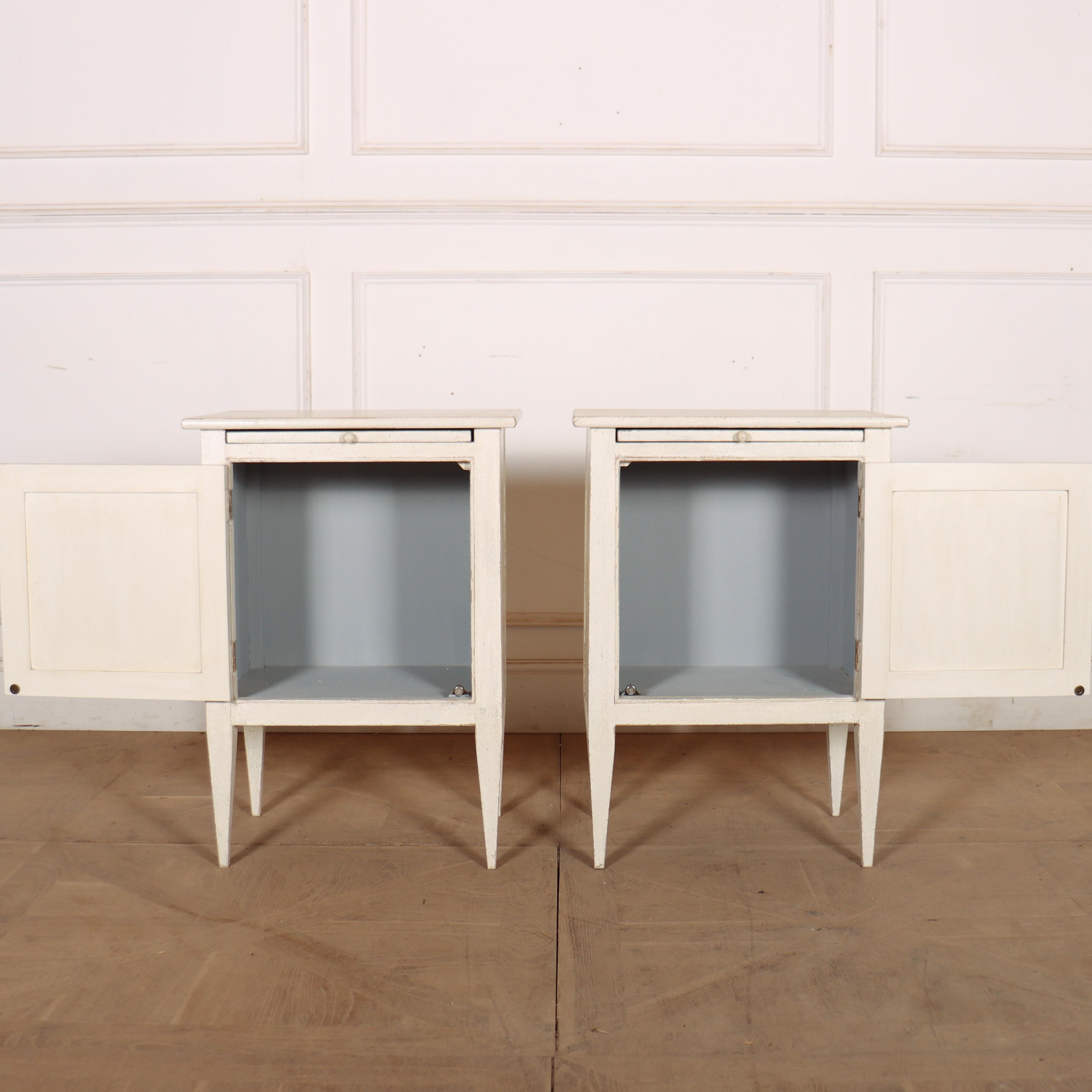 Pair of Custom Made Swedish Style Bedside Cabinets (21. Jahrhundert und zeitgenössisch) im Angebot