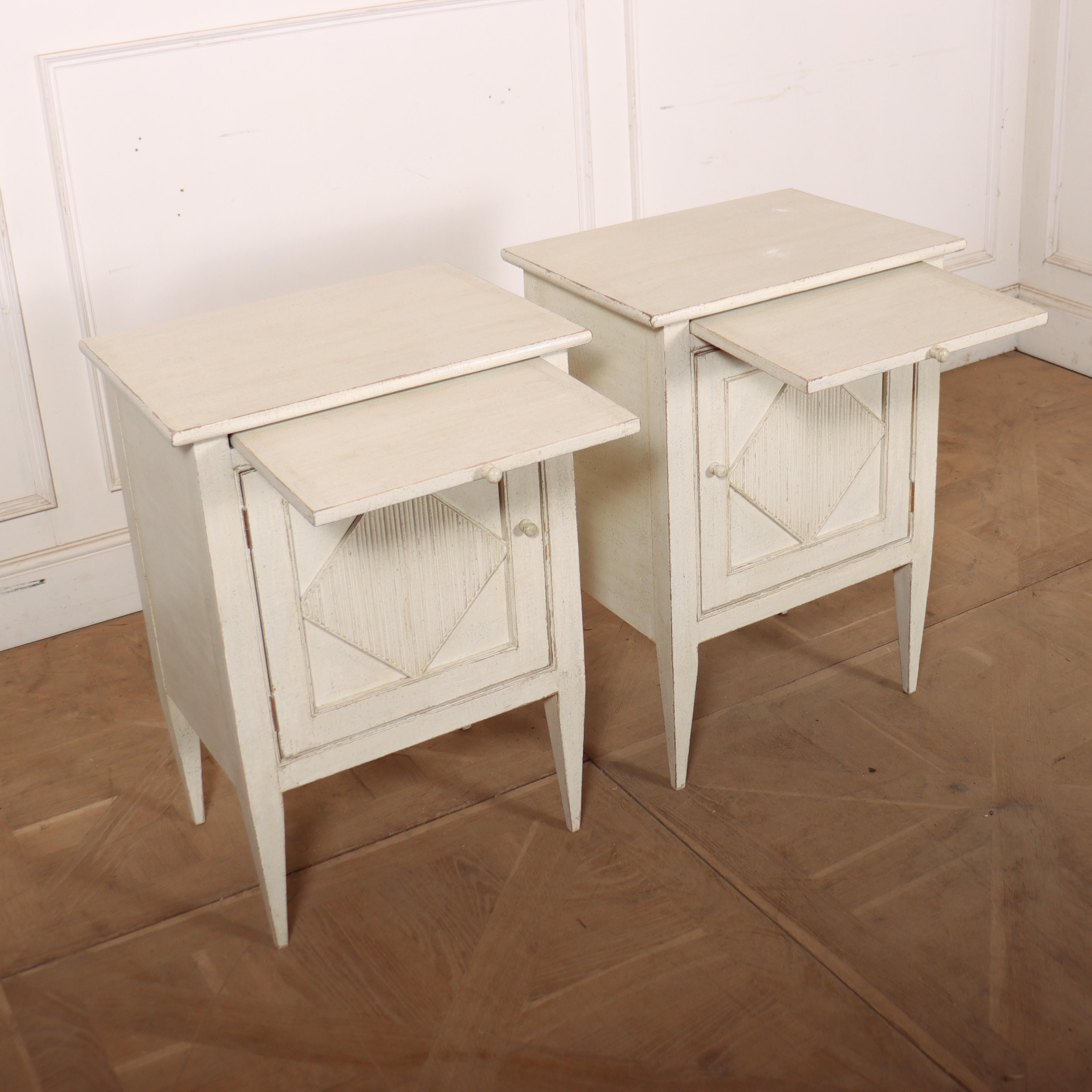 Pair of Custom Made Swedish Style Bedside Cabinets (Kiefernholz) im Angebot