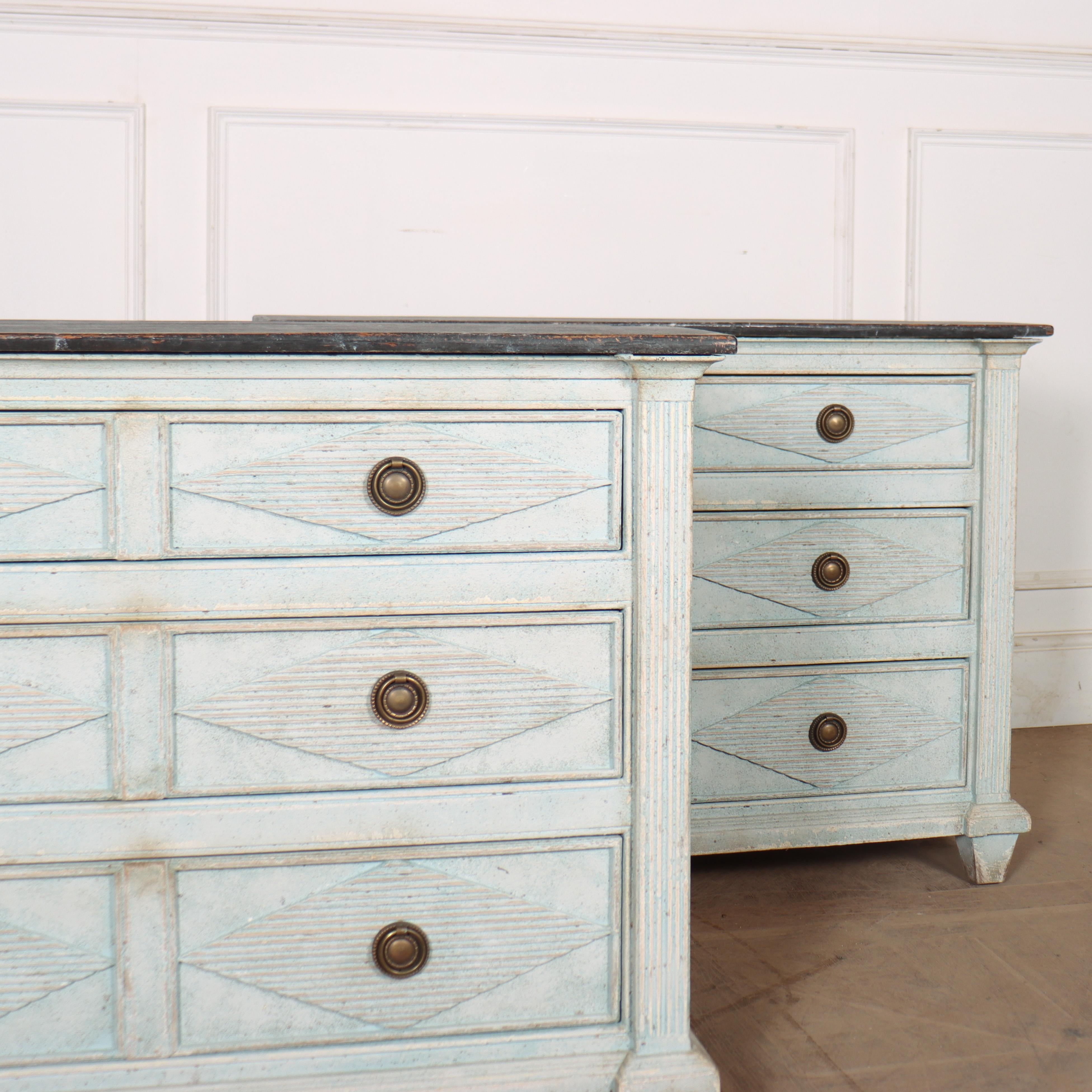Inglese Coppia di commodes su misura in stile svedese in vendita