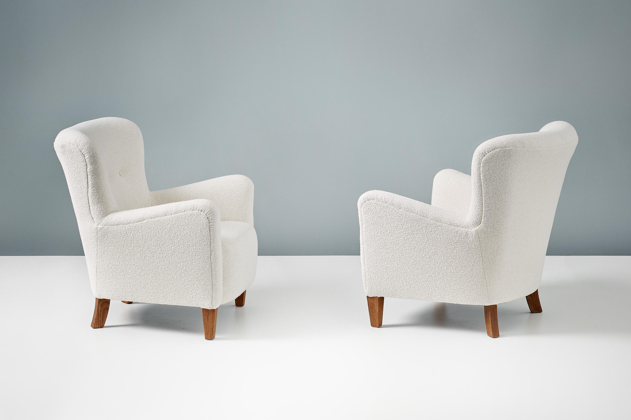Contemporary Pair of Custom Made White Boucle Lounge Chairs For Sale