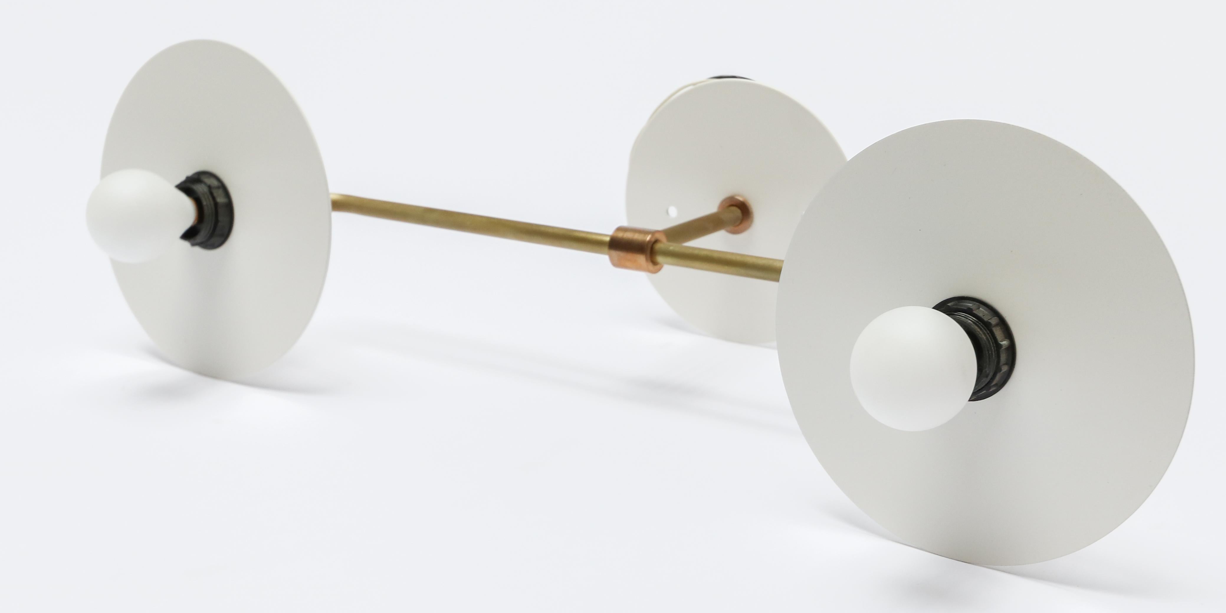 Coppia di lampade a doppia testa in metallo personalizzate in stile Midcentury di Adesso Imports in vendita 4