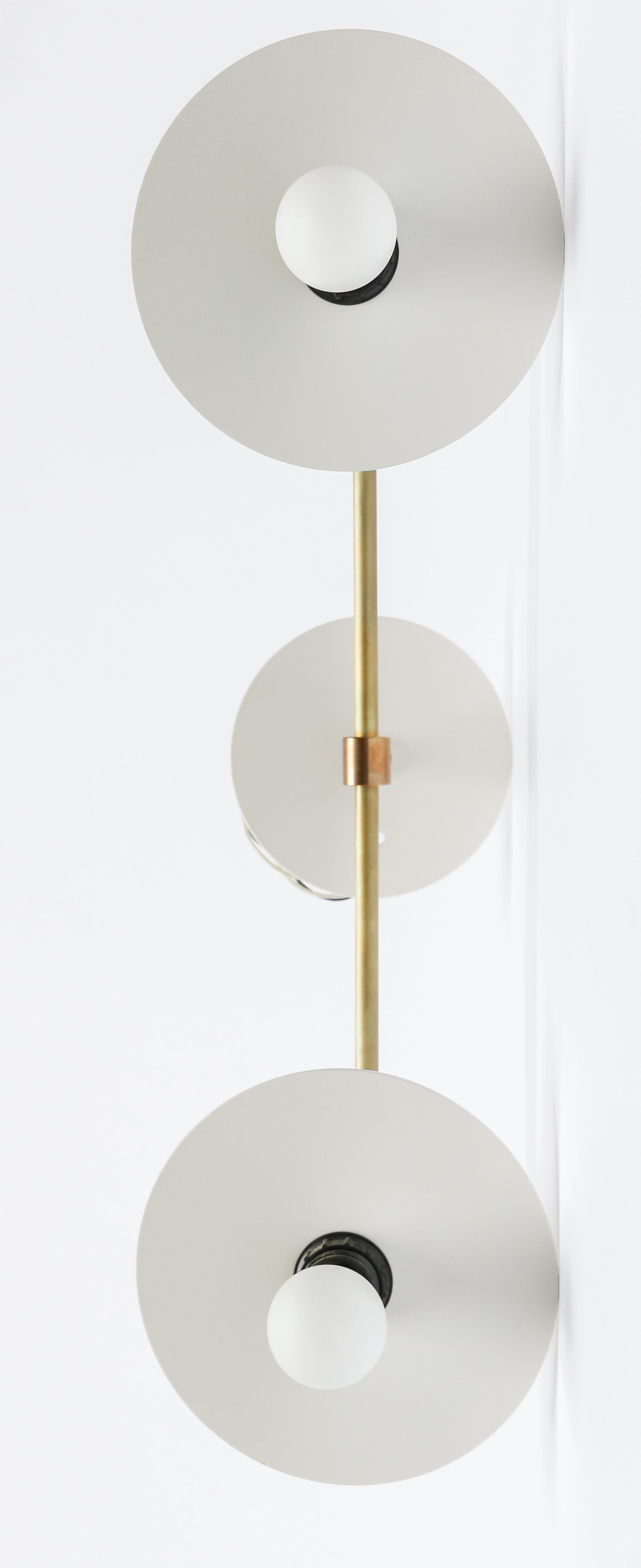 Coppia di lampade a doppia testa in metallo personalizzate in stile Midcentury di Adesso Imports in vendita 6