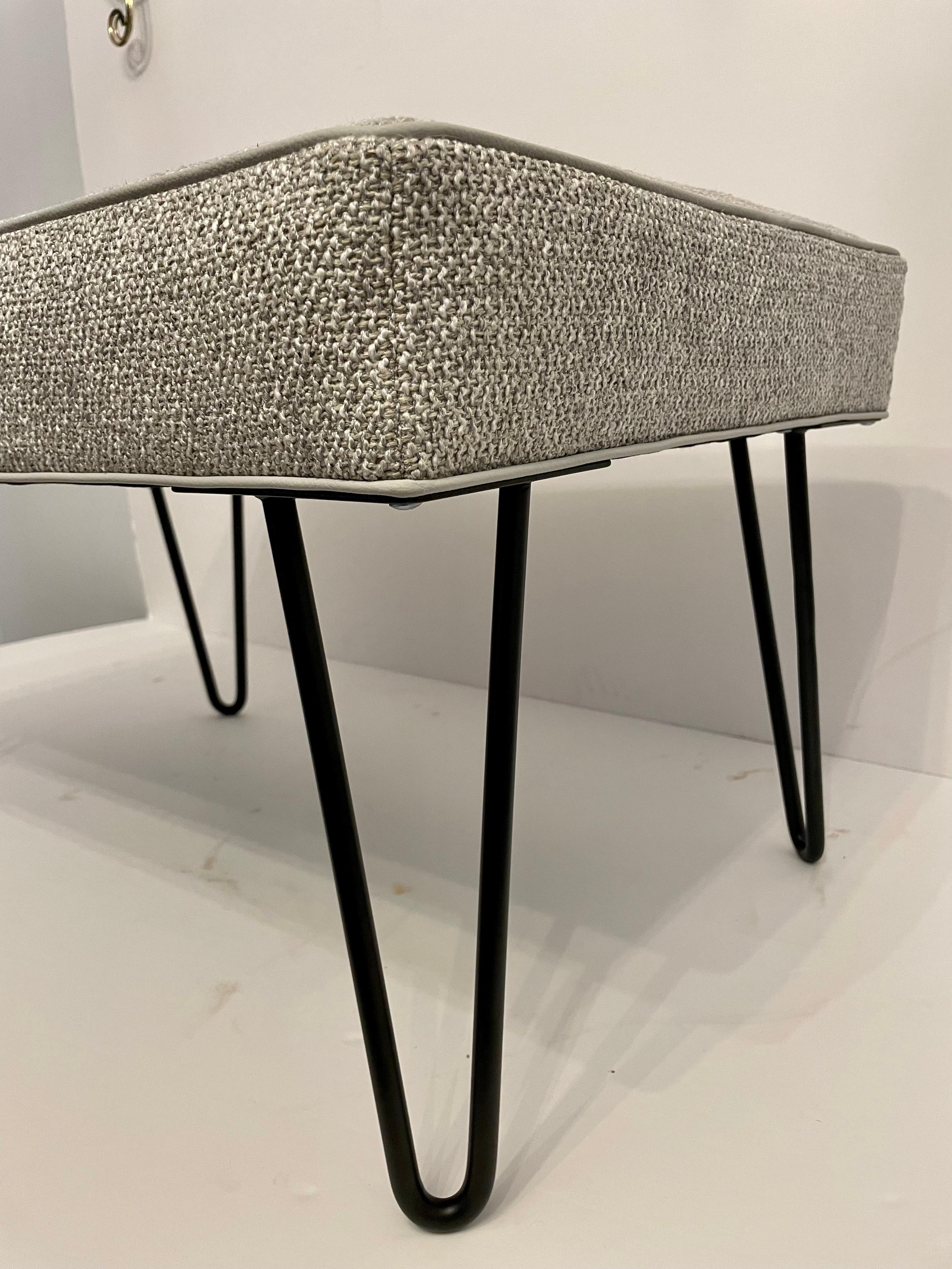 Paar benutzerdefinierte Mid Century Style Hairpin Leg Bänke (Nordamerikanisch) im Angebot