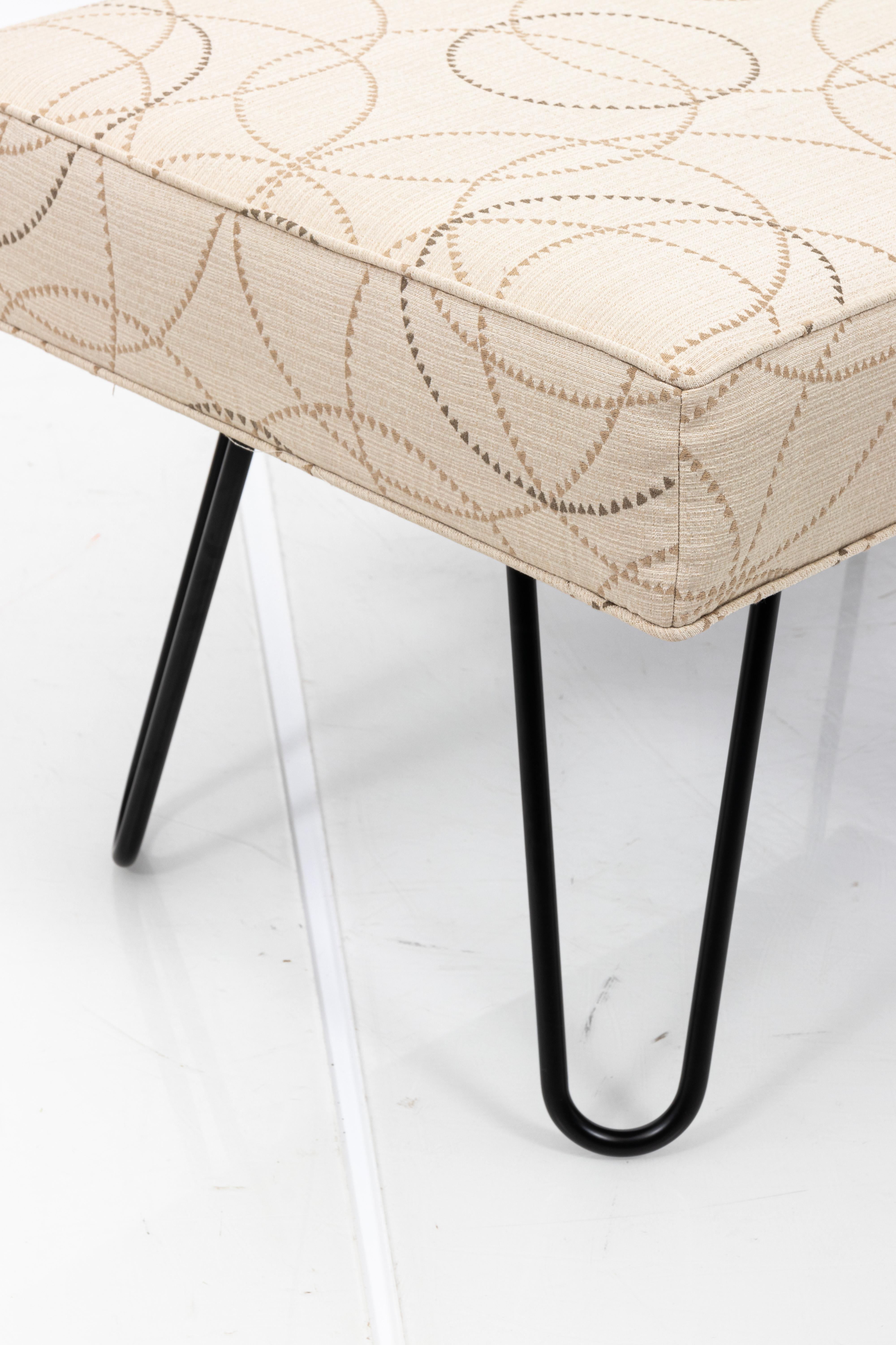 Dipinto Coppia di panche personalizzate con gambe a forcina in stile Midcentury in vendita