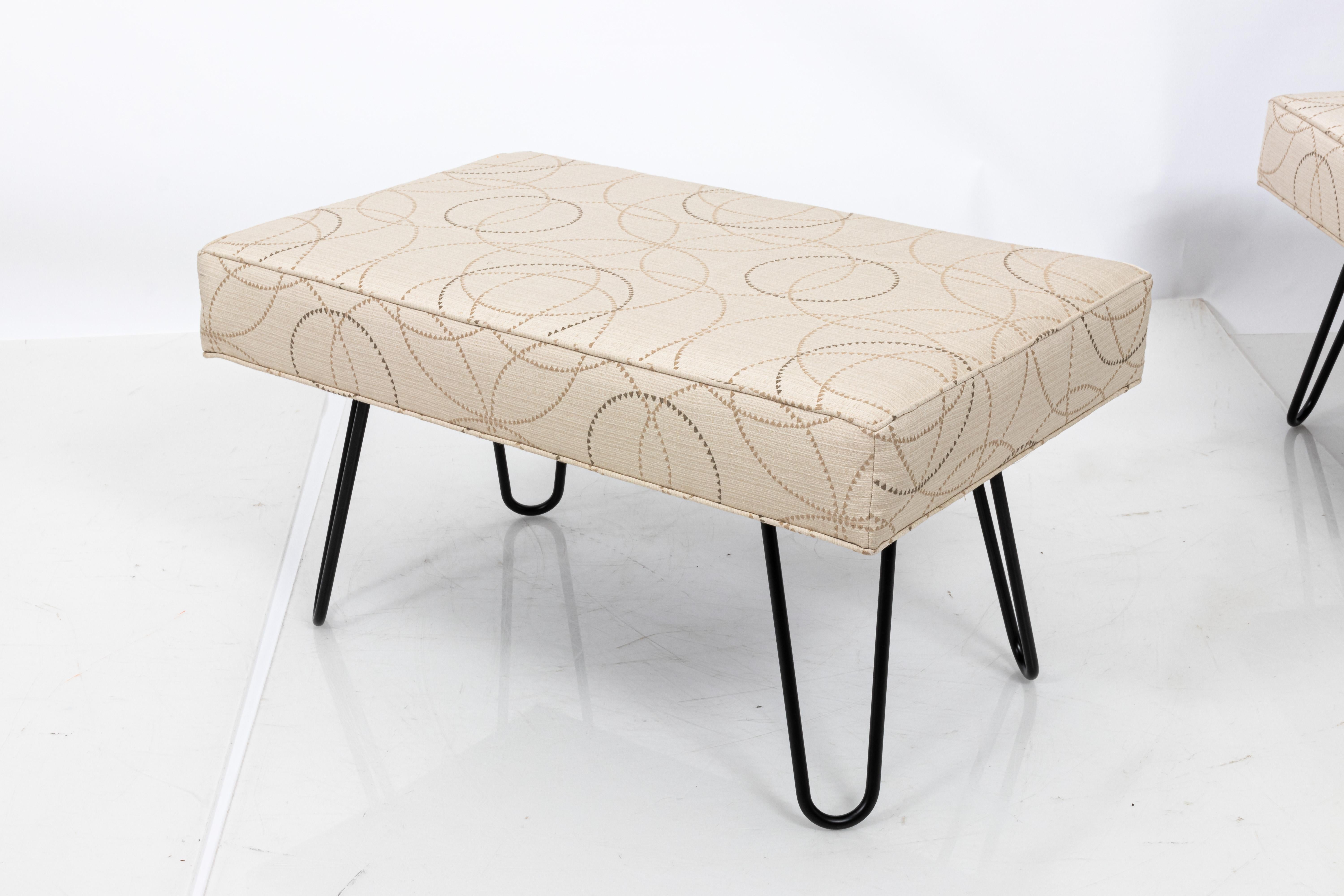 XXI secolo e contemporaneo Coppia di panche personalizzate con gambe a forcina in stile Midcentury in vendita