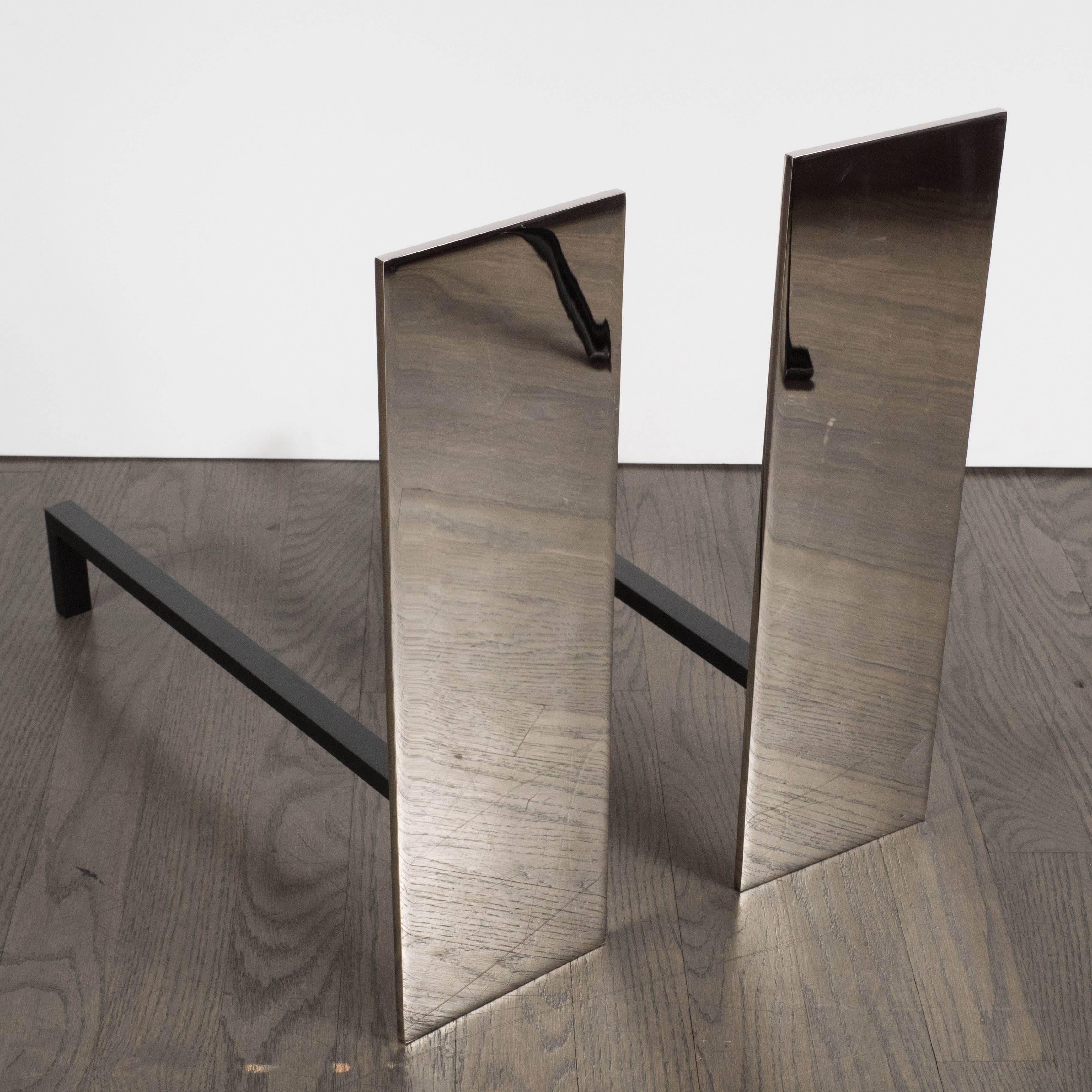 Paar modernistische:: minimalistische:: rechteckige Andirons aus poliertem Nickel (amerikanisch) im Angebot