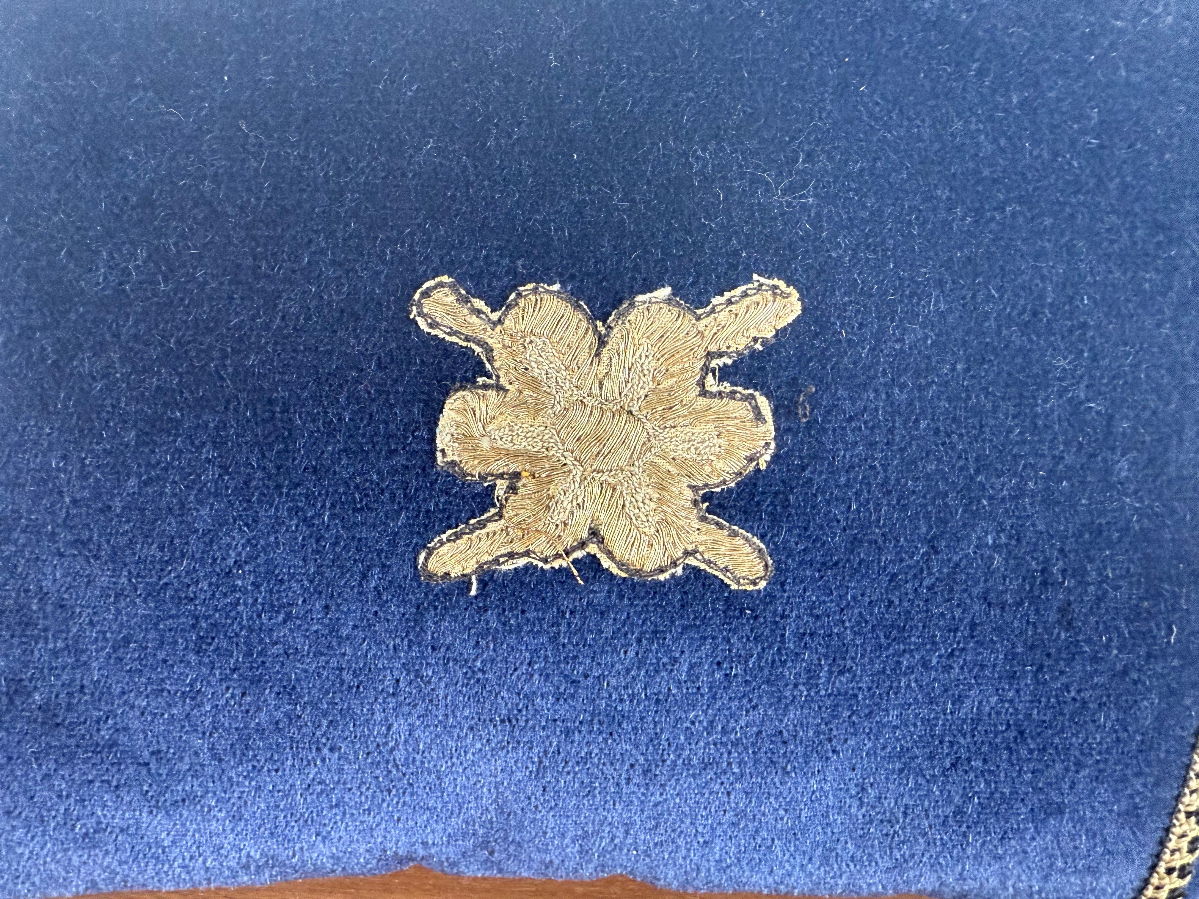 Une paire de coussins personnalisés raffinés et magnifiquement détaillés de Melissa Levinson, présentant de véritables appliqués métalliques dorés du XIXe siècle montés sur un luxueux velours marine contemporain. Les appliqués anciens,