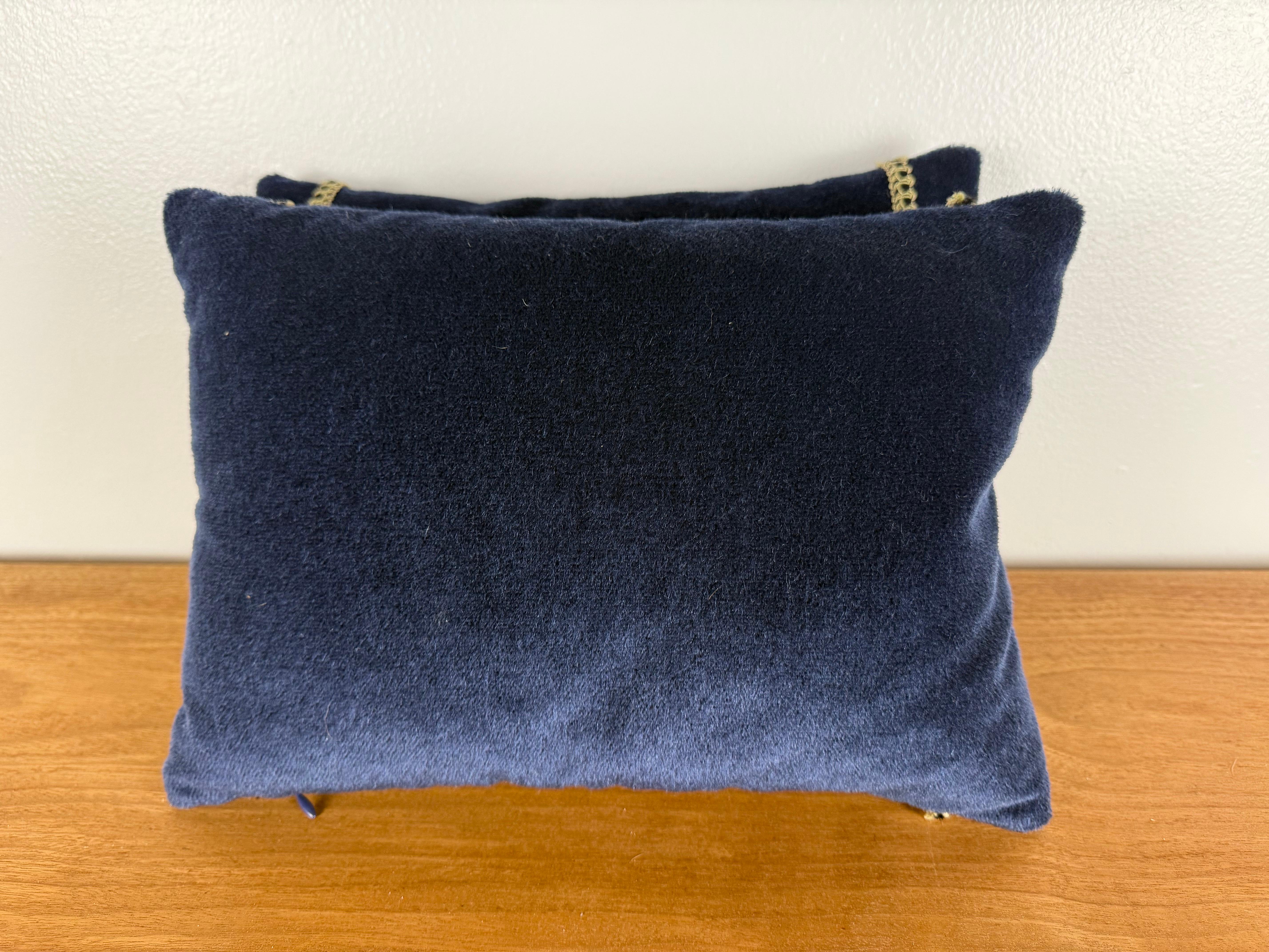 Baroque Paire d'oreillers en velours marine avec appliques métalliques dorées du XIXe siècle en vente