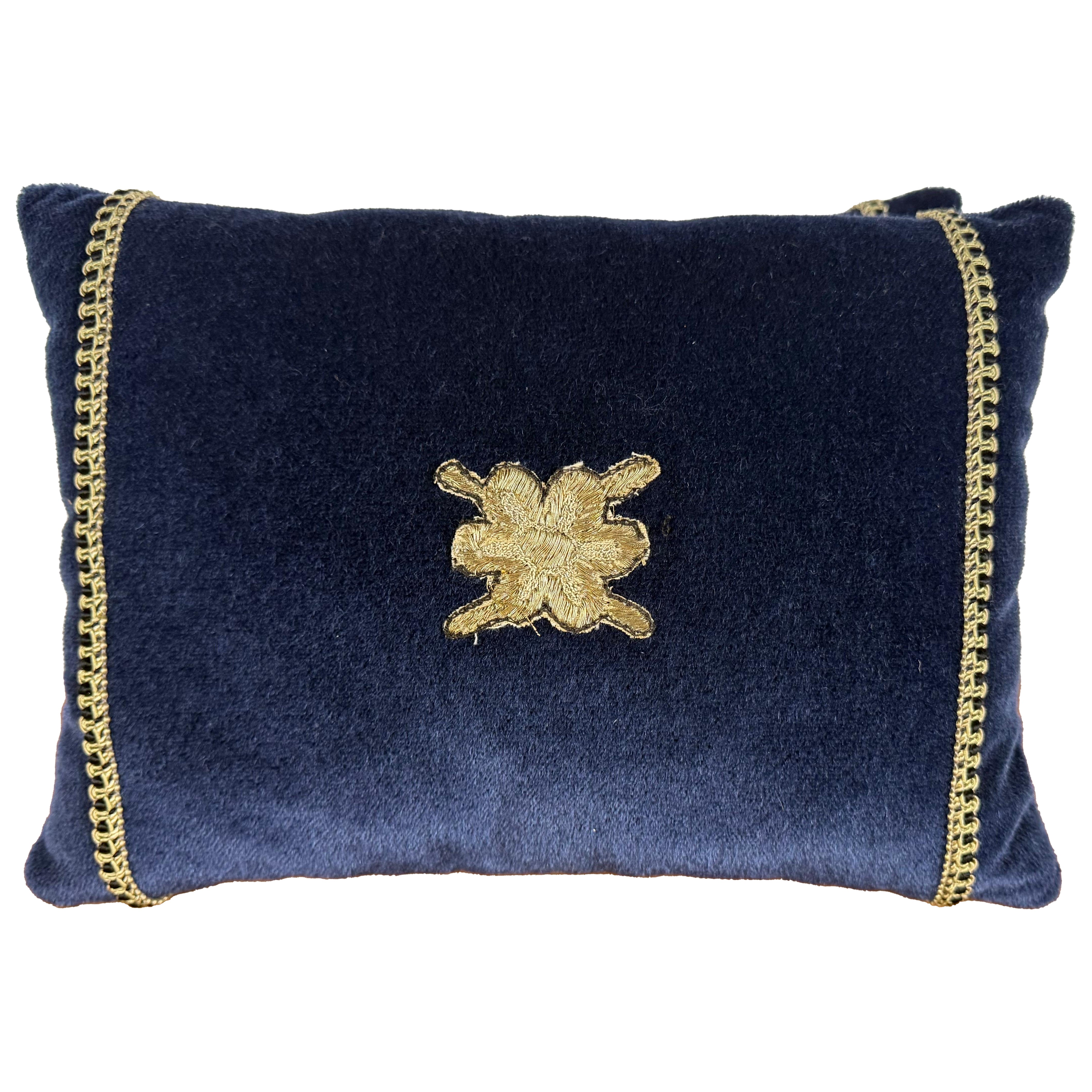 Coppia di cuscini personalizzati in velluto blu con applicazioni metalliche dorate del 19° secolo