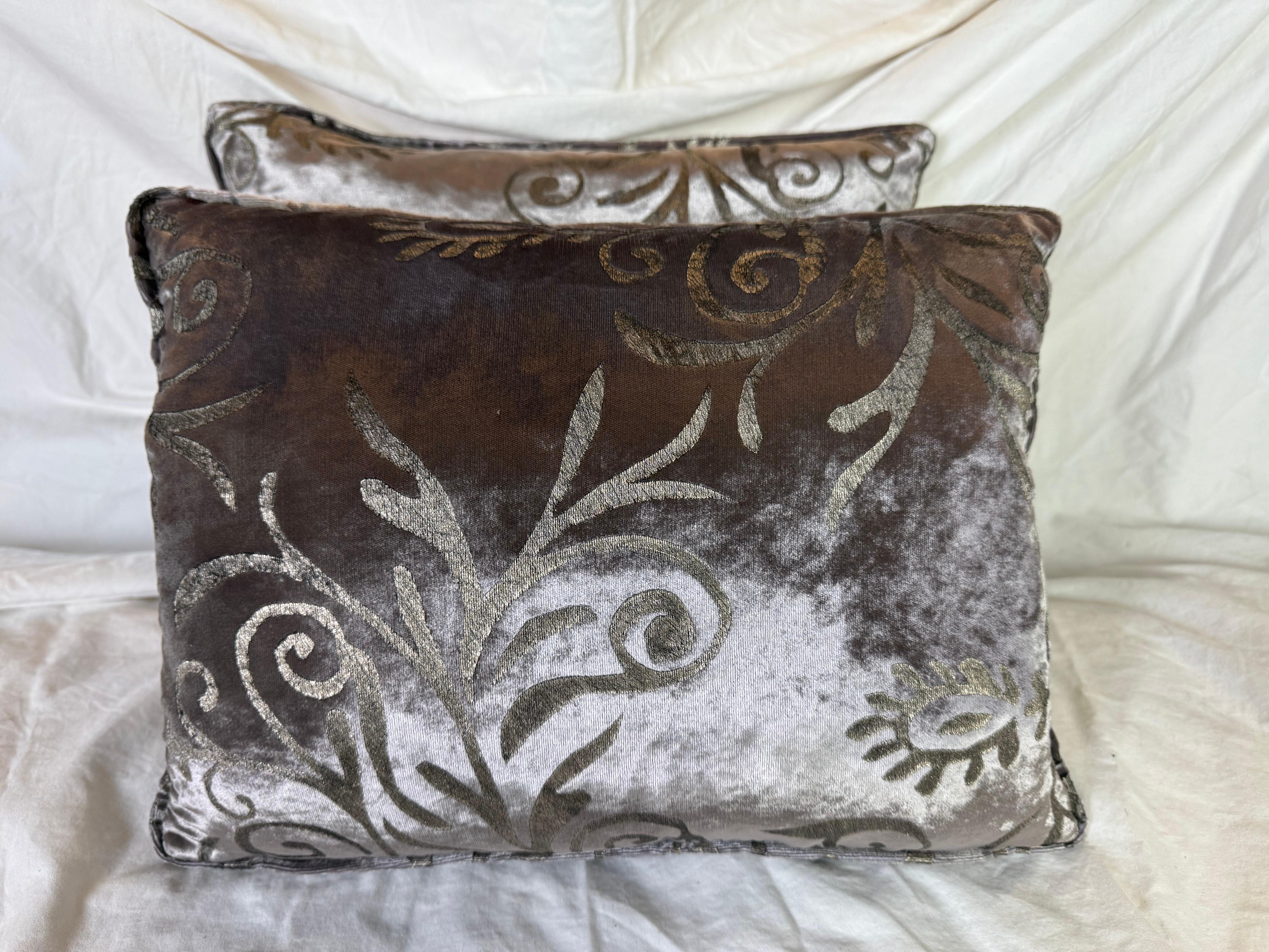Questi cuscini in velluto di seta stencilati di Nomi Textiles presentano un'estetica lussuosa ed elegante. Il tessuto di velluto ha una consistenza morbida e soffice, con una qualità scintillante che esalta la profondità dei suoi ricchi toni