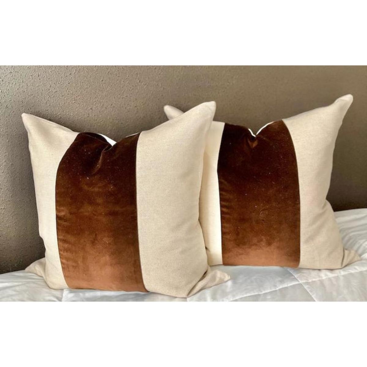 Moderno Coppia di cuscini personalizzati in lino color avena e velluto color cioccolato a righe in vendita