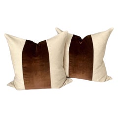 Coppia di cuscini personalizzati in lino color avena e velluto color cioccolato a righe