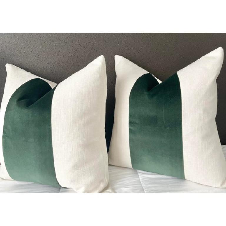 Moderne Paire de coussins à rayures en lin avoine et velours vert émeraude personnalisés en vente