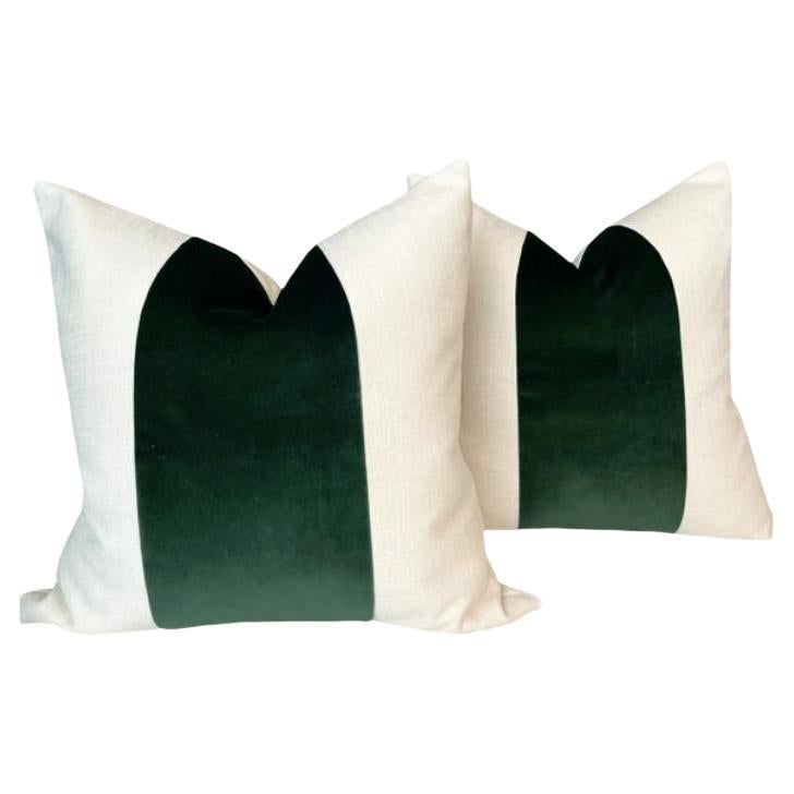 Coppia di cuscini personalizzati in lino color avena e velluto verde smeraldo a righe