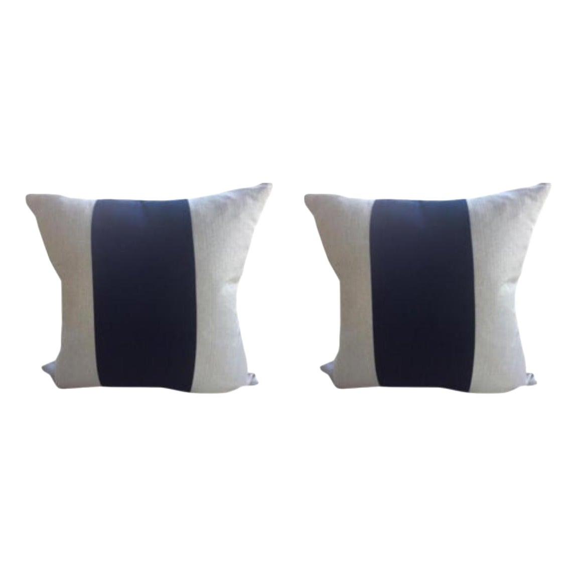 Coppia di cuscini personalizzati in lino color avena e mohair blu notte a righe in vendita