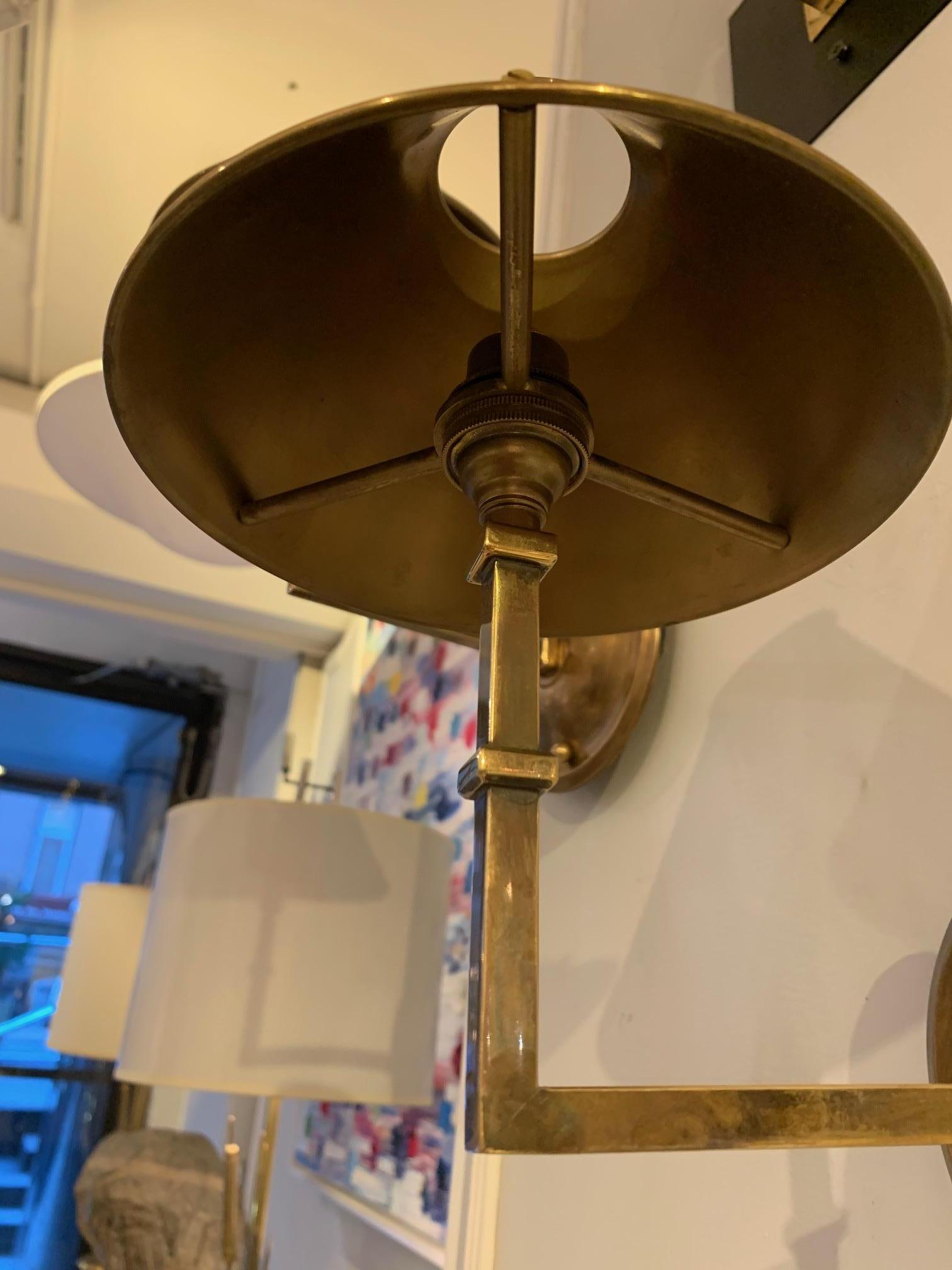 Pareja de candelabros personalizados de latón patinado en venta 2