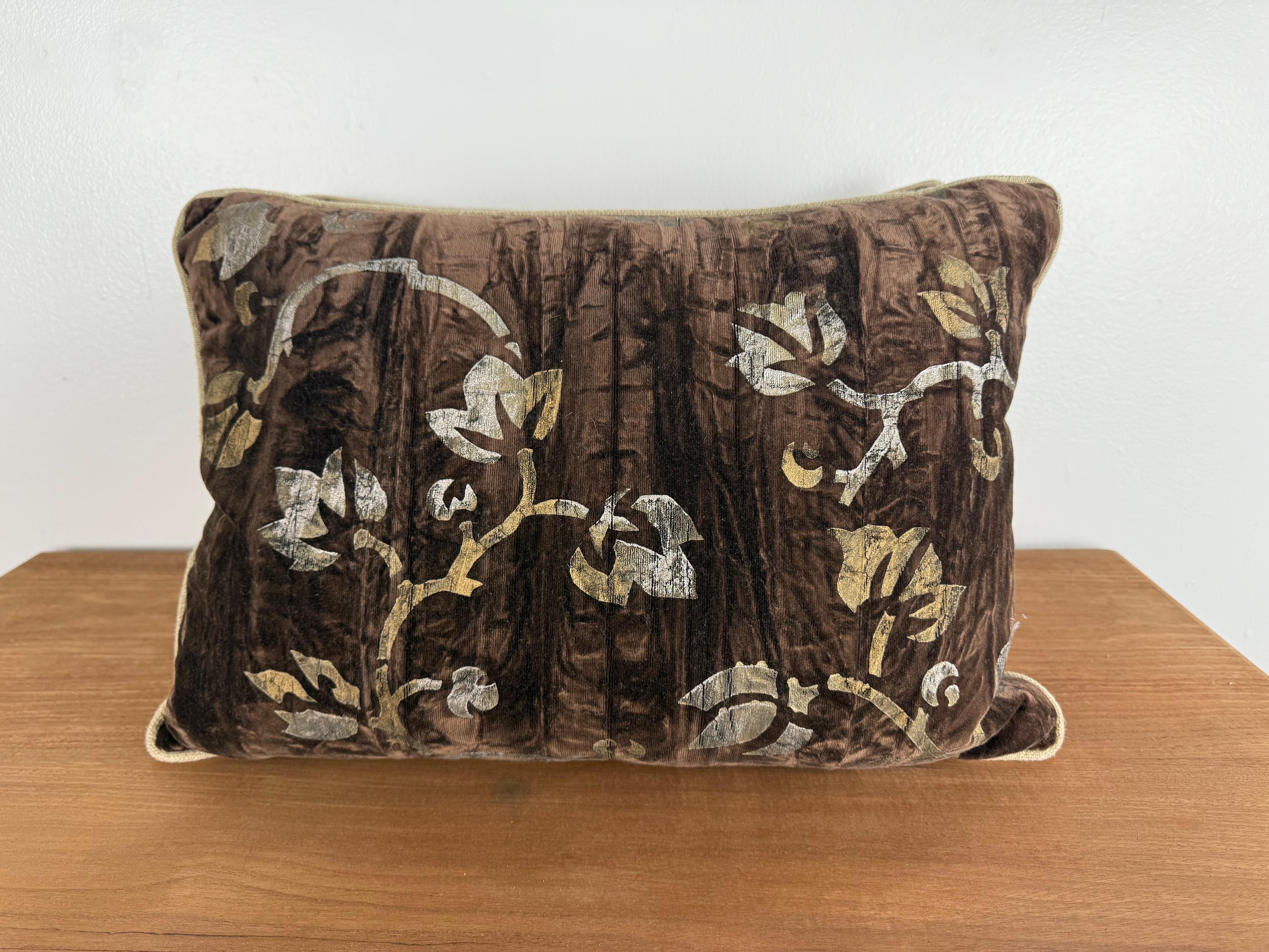 Coppia di cuscini personalizzati in velluto stencil Nomi In condizioni Nuovo in vendita a Los Angeles, CA