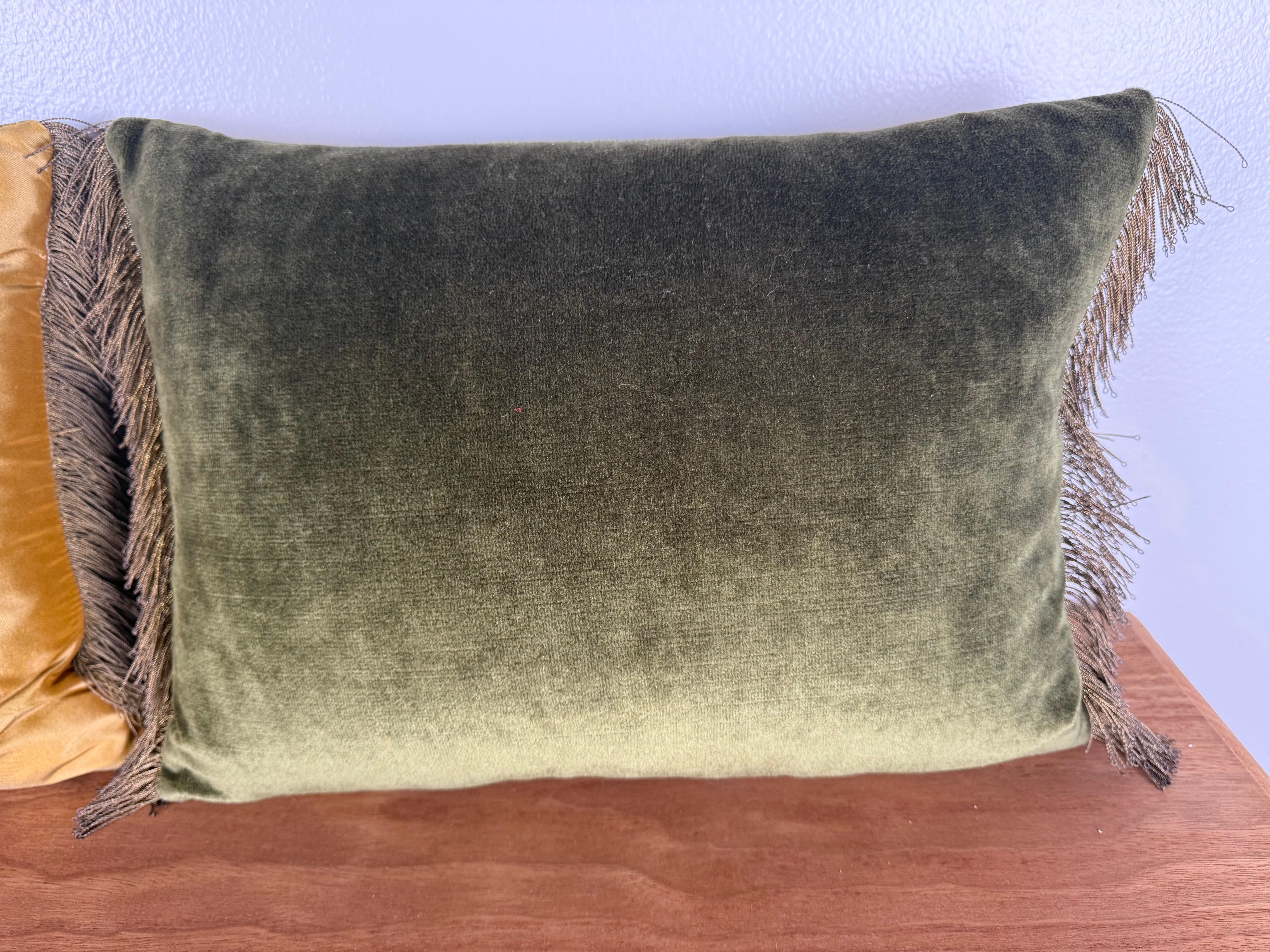 Paire d'oreillers personnalisés avec des appliques métalliques françaises du XIXe siècle en vente 2