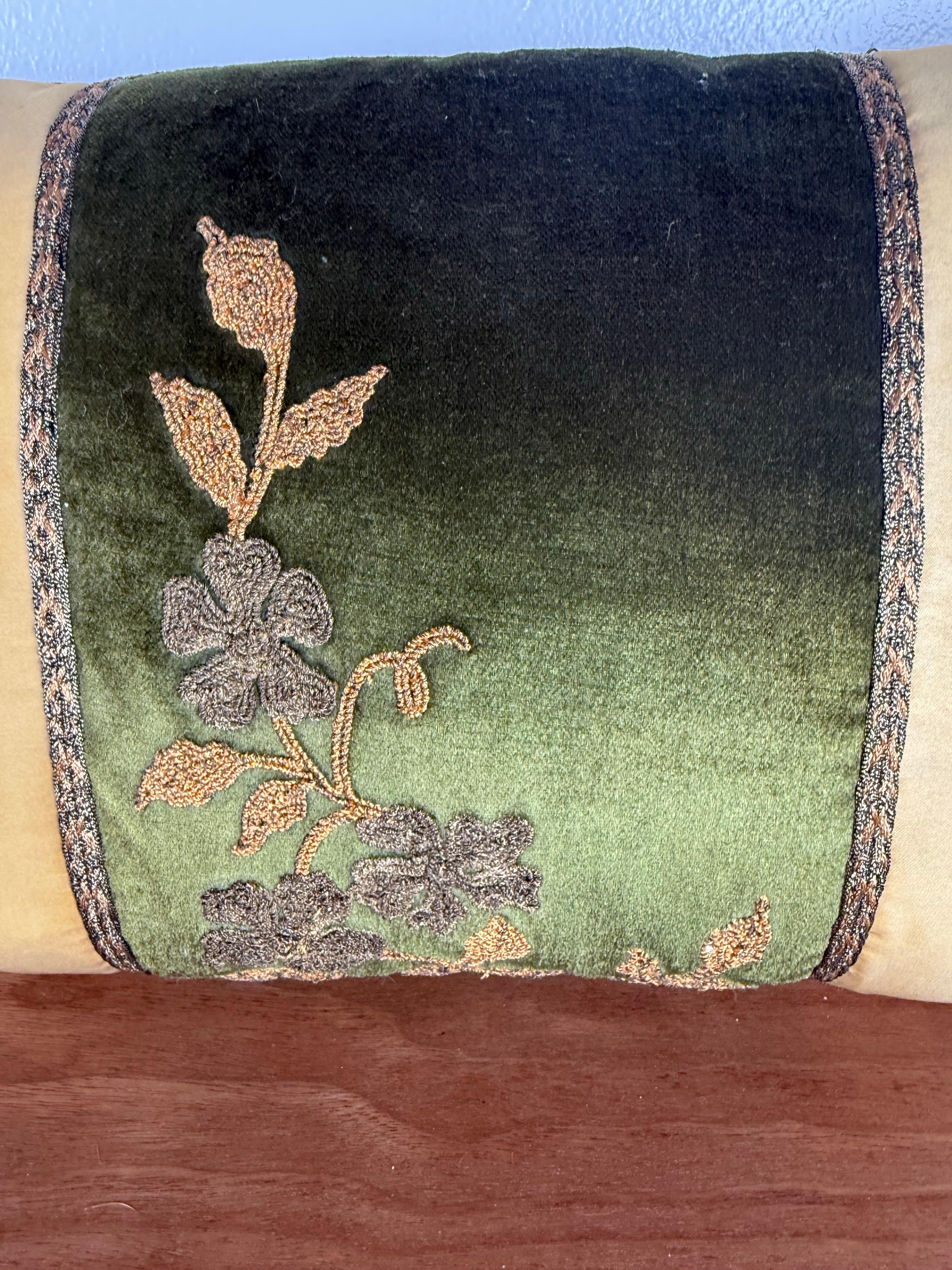 Fait main Paire d'oreillers personnalisés avec des appliques métalliques françaises du XIXe siècle en vente