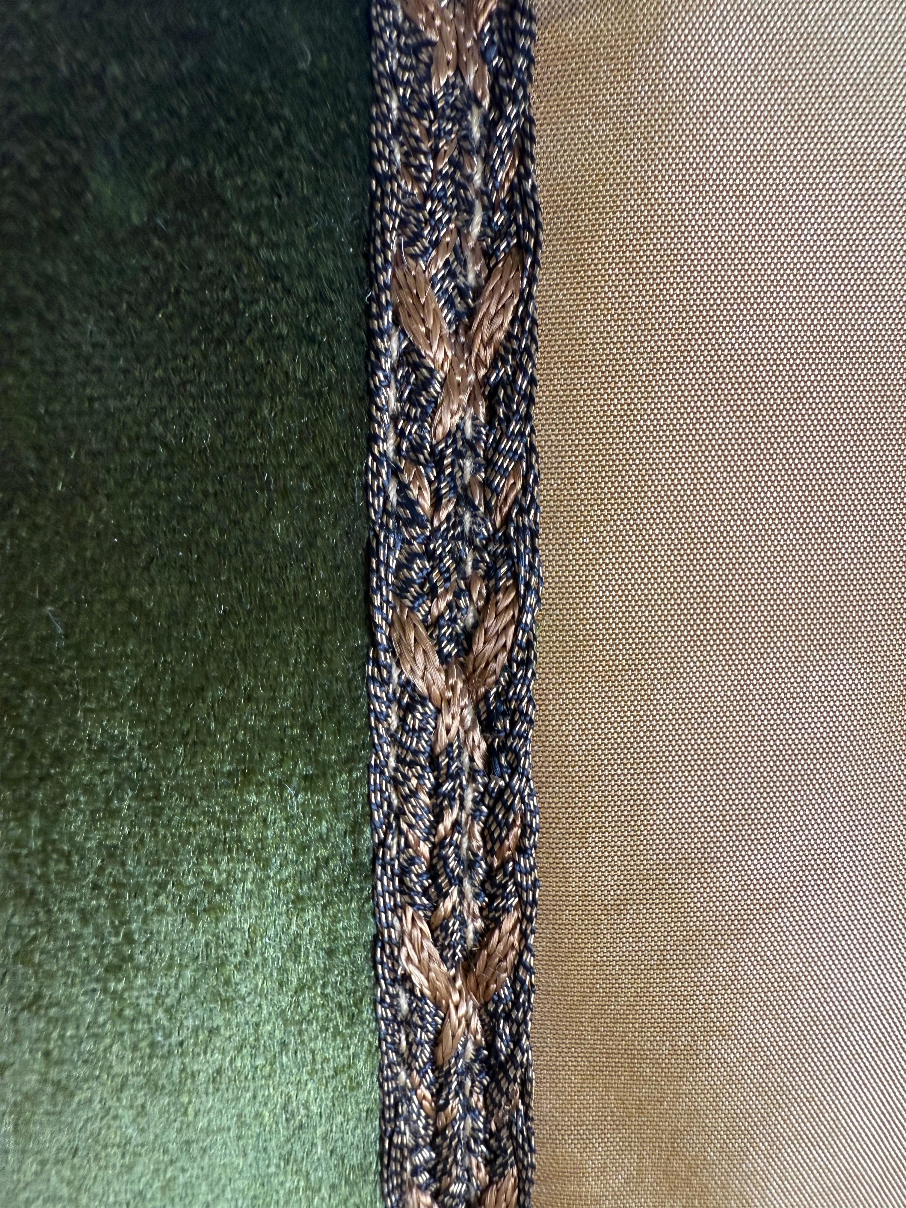 Paire d'oreillers personnalisés avec des appliques métalliques françaises du XIXe siècle Neuf - En vente à Los Angeles, CA