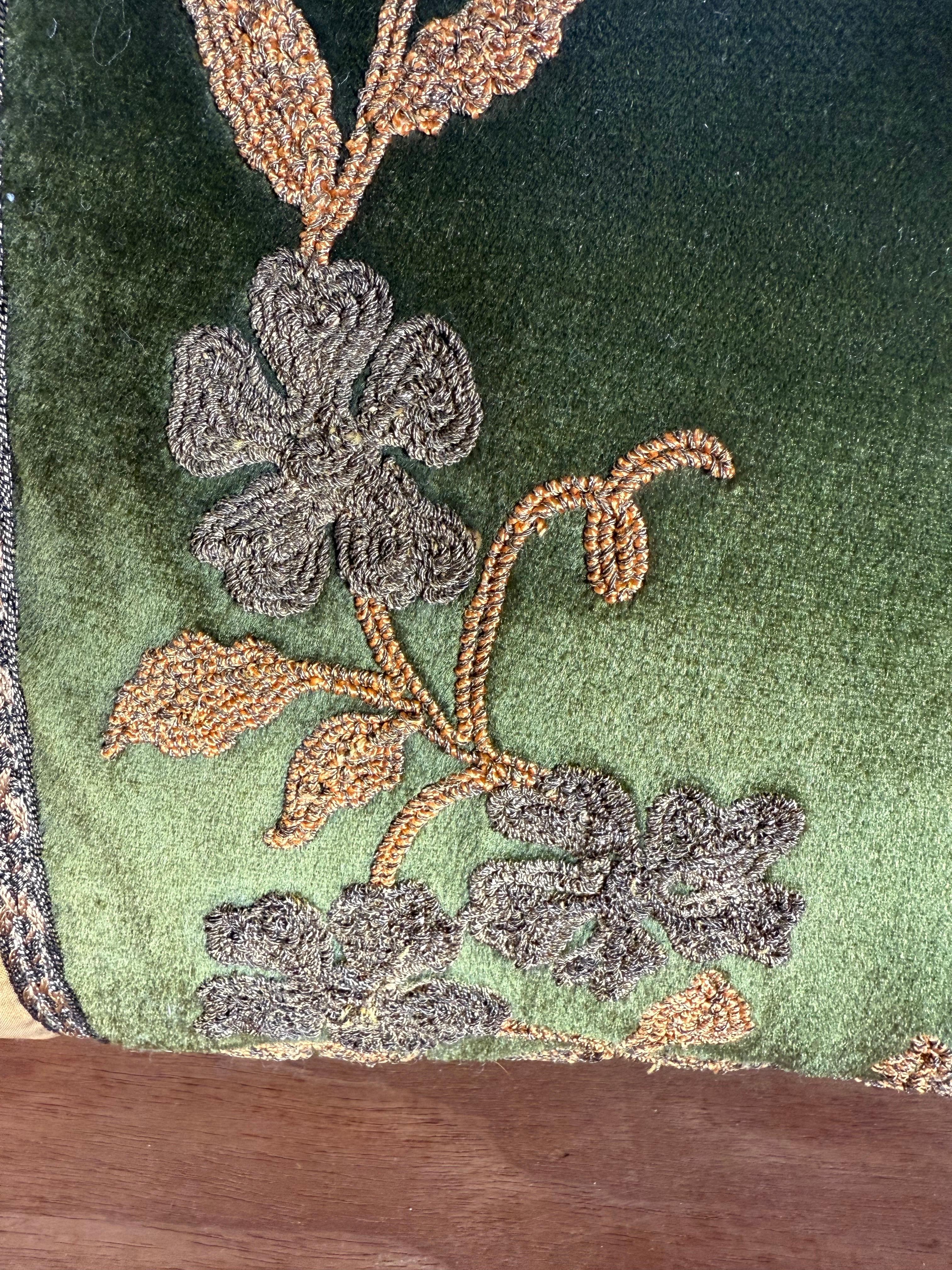 Soie Paire d'oreillers personnalisés avec des appliques métalliques françaises du XIXe siècle en vente