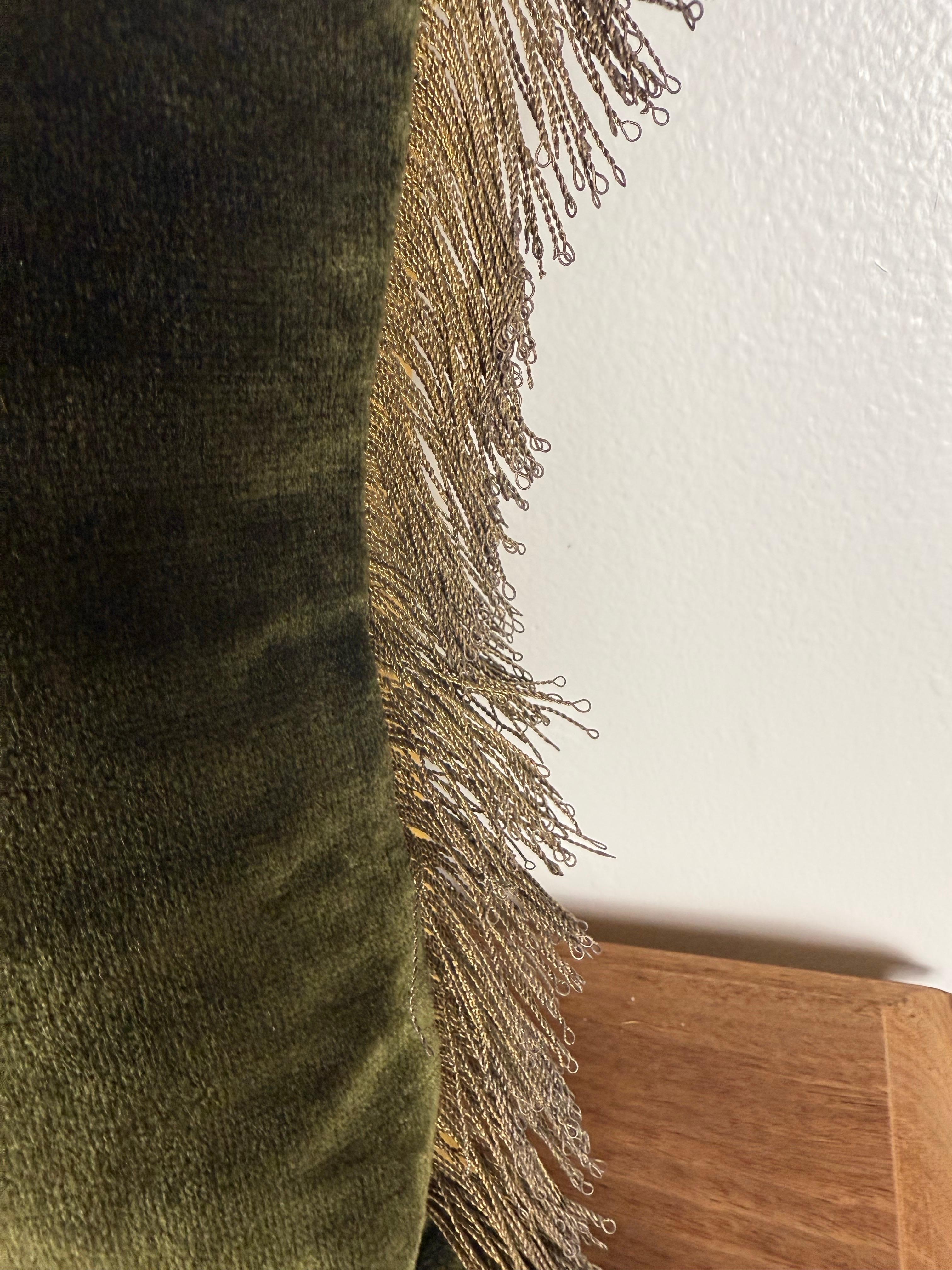 Paire d'oreillers personnalisés avec des appliques métalliques françaises du XIXe siècle en vente 1