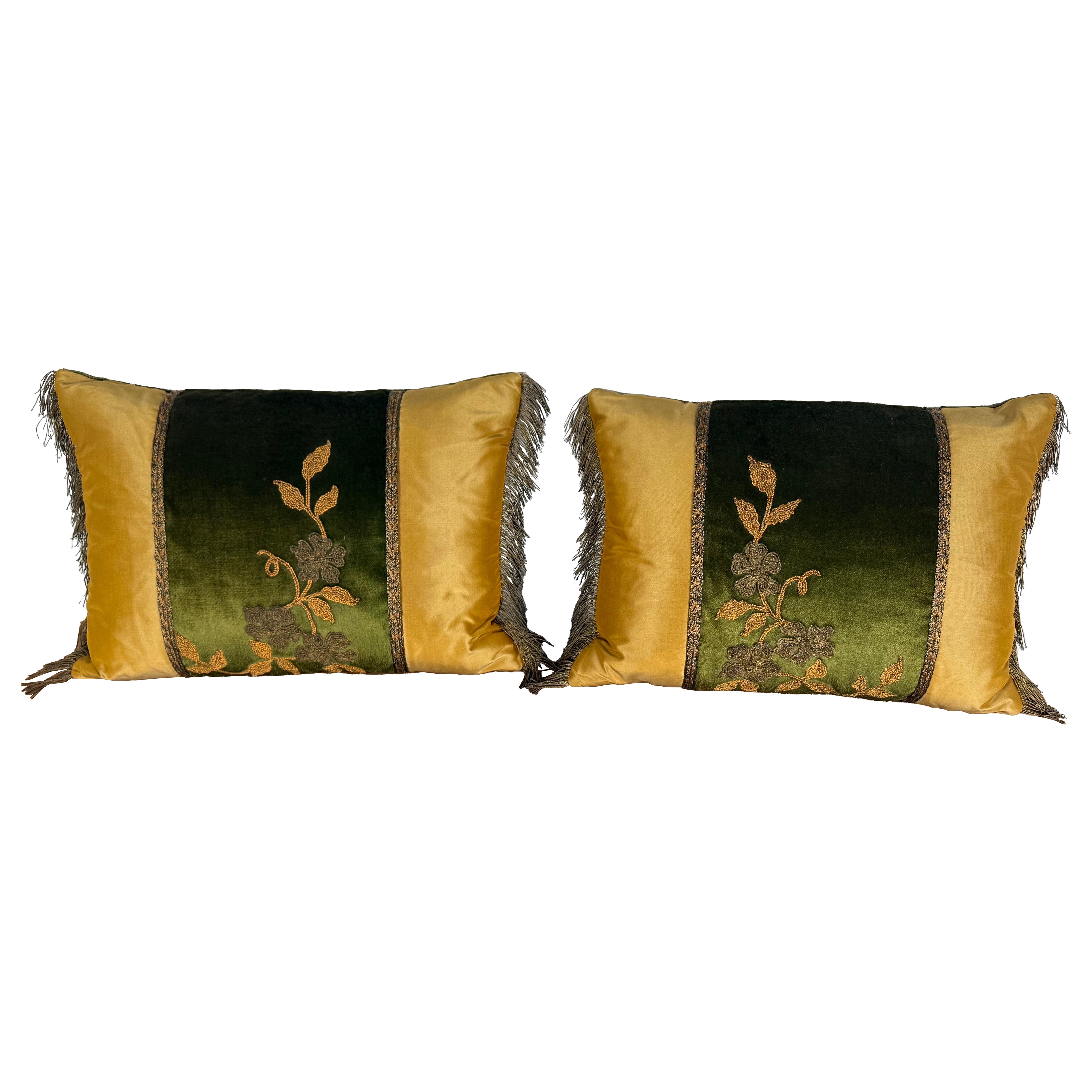 Coppia di cuscini personalizzati con applicazioni metalliche francesi del 19° secolo